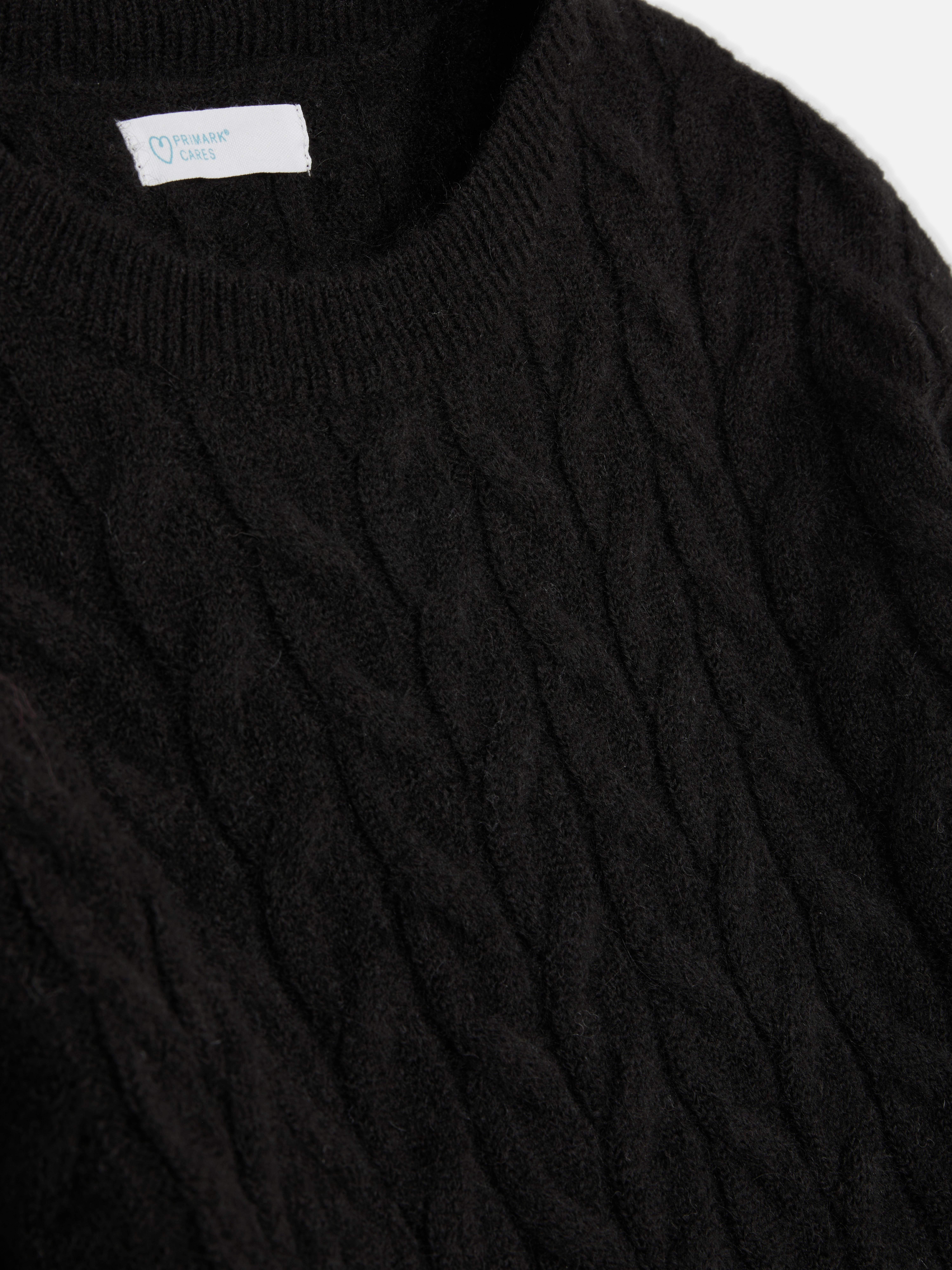 Zopfstrickpullover Ein Zopfstrickpullover mit Rundhalsausschnitt und klassischer Passform