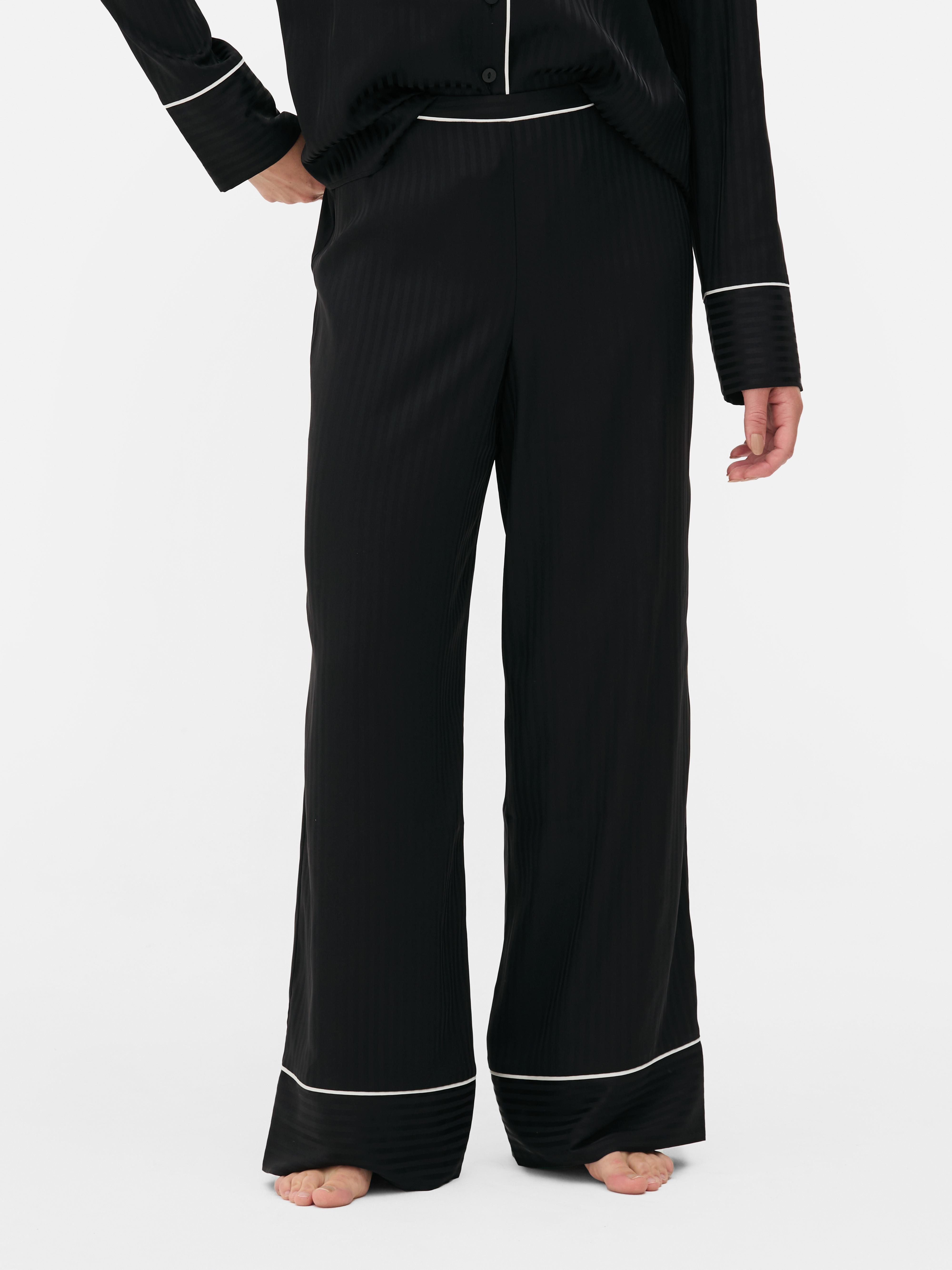 Pantaloni de pijama asortați cu garnitură contrastantă. Pantaloni de pijama cu croială largă și garnitură contrastantă.