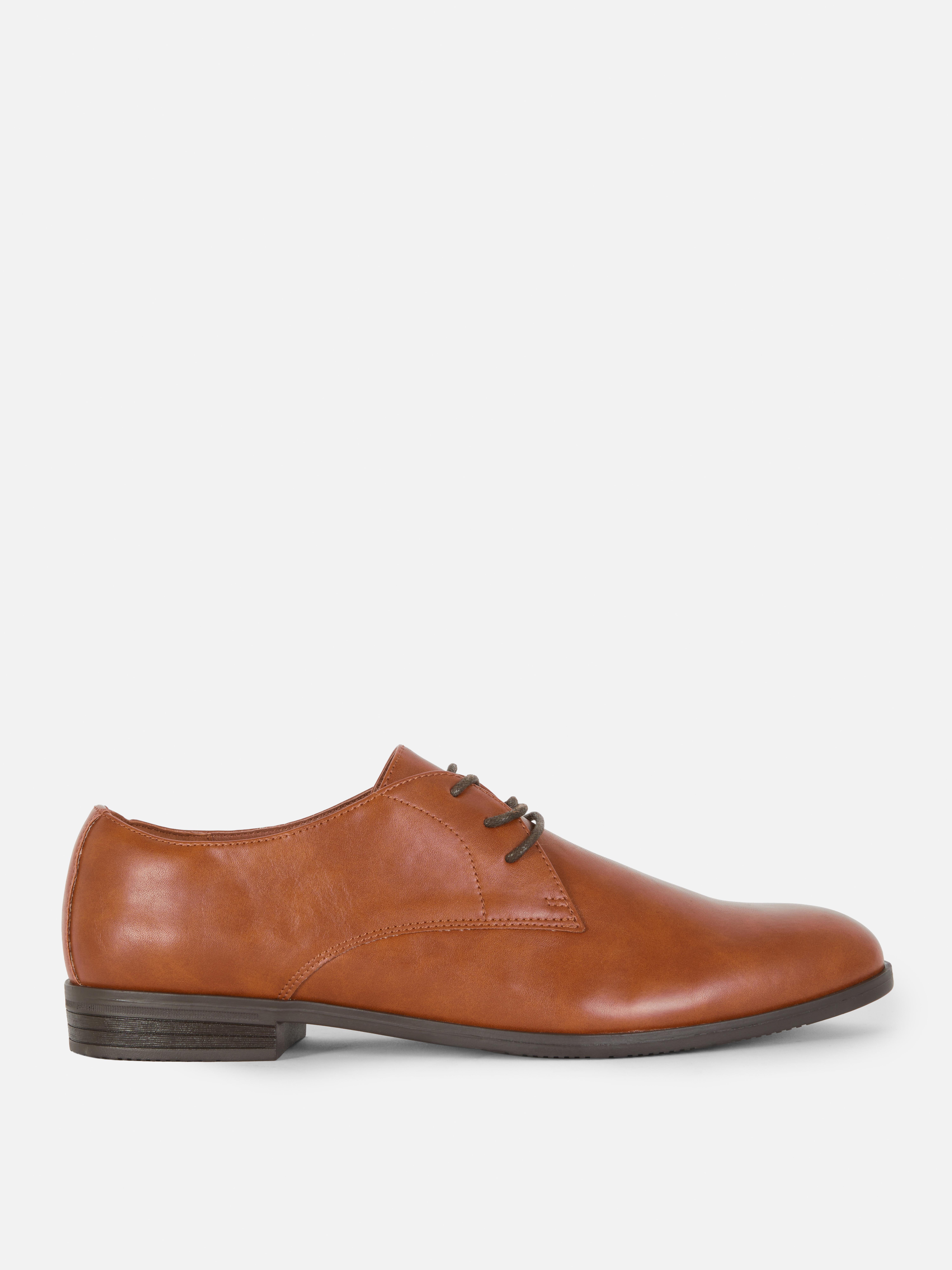 Pantofi eleganți cu șireturi. Fiecare colecție de pantofi are nevoie de o pereche de pantofi șic.
