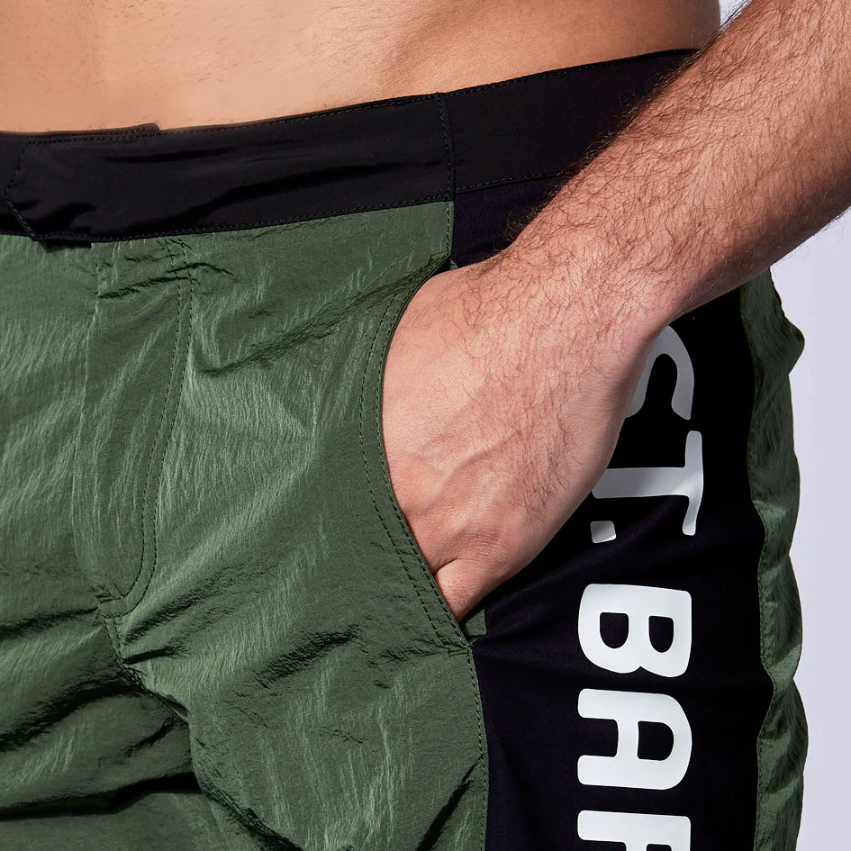 Traje de baño verde militar con banda lateral en contraste.
