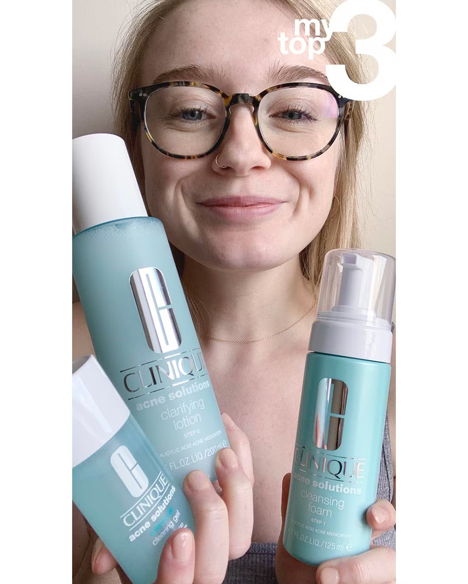 CLINIQUE ANTI-BLEMISH SOLUTIONS™ ΚΑΘΑΡΙΣΤΙΚΟΣ ΑΦΡΟΣ FOUNDATION - ΕΥΑΙΣΘΗΤΟ ΔΕΡΜΑ - ΚΑΜΟΥΦΛΑΖΕΙ & ΠΡΟΛΑΜΒΑΝΕΙ ΤΟΥΣ ΡΥΠΟΥΣ