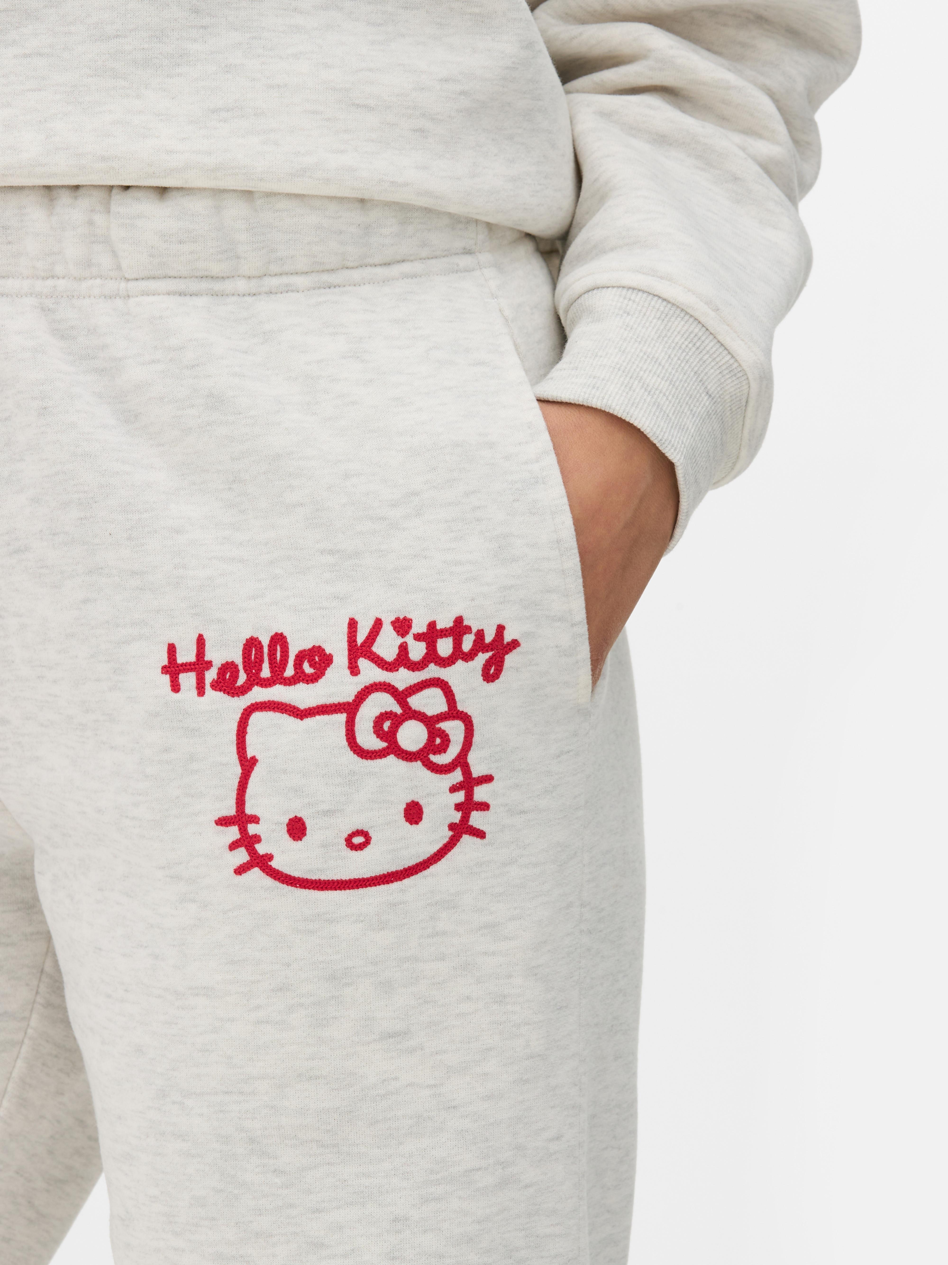 Pantaloni de jogging cu imprimeu Hello Kitty. Un pantalon de jogging Hello Kitty cu șnur în talie și manșete la gleznă.