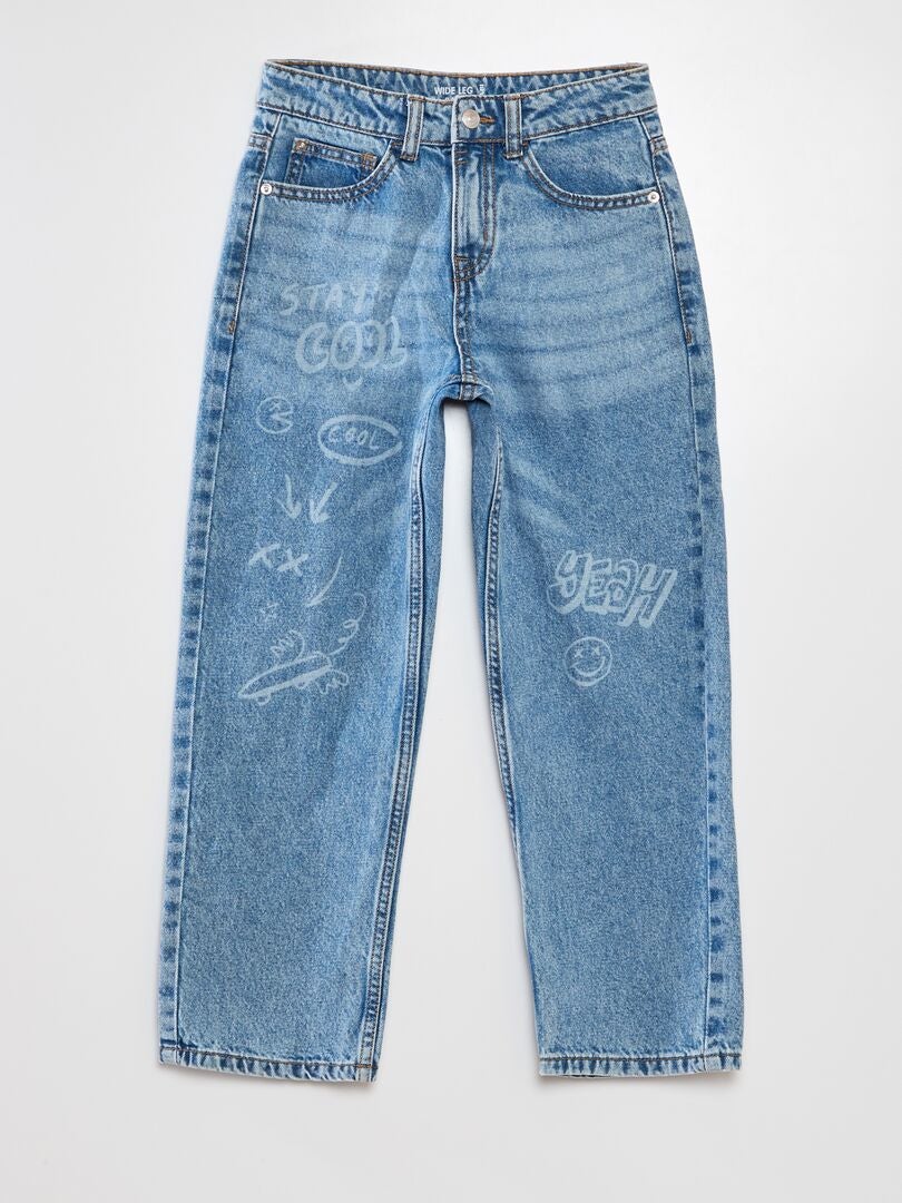 Calça jeans de perna larga com estampa de etiquetas - AZUL