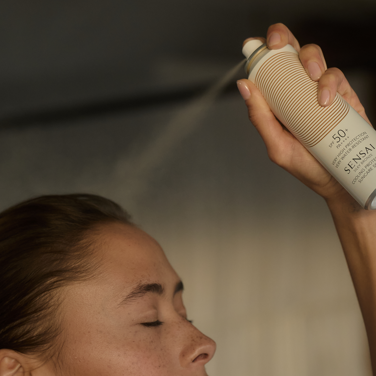 Hodvábny bronzový chladivý sprej proti starnutiu SPF 50 Bronzery