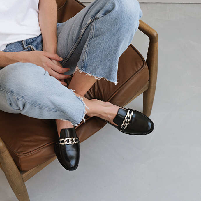 Mocassins à boucles argentées  en cuir noir