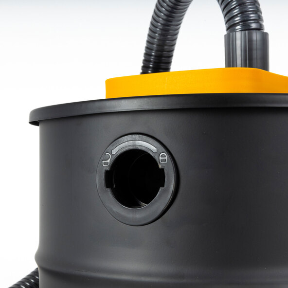 Ash/grill vacuum cleaner, including steel brush
