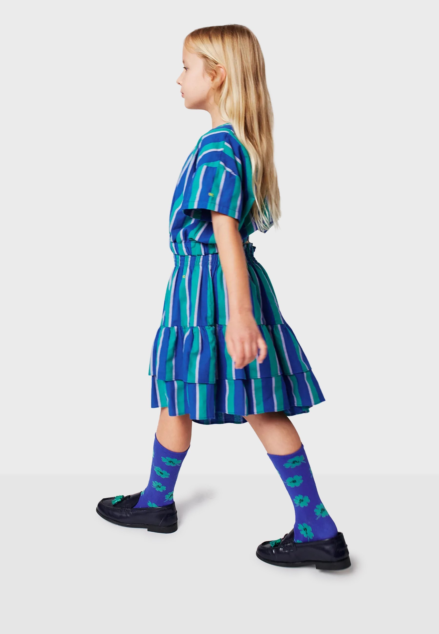 Bobo kiest voor een gestreept crop-shirt met print in eendenblauw.