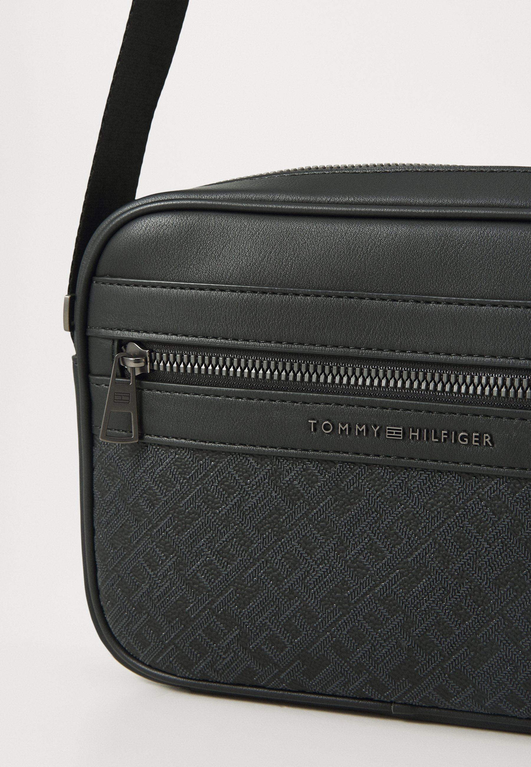 Tommy Hilfiger MONOGRAM REPORTER - Crossbodytas - zwart