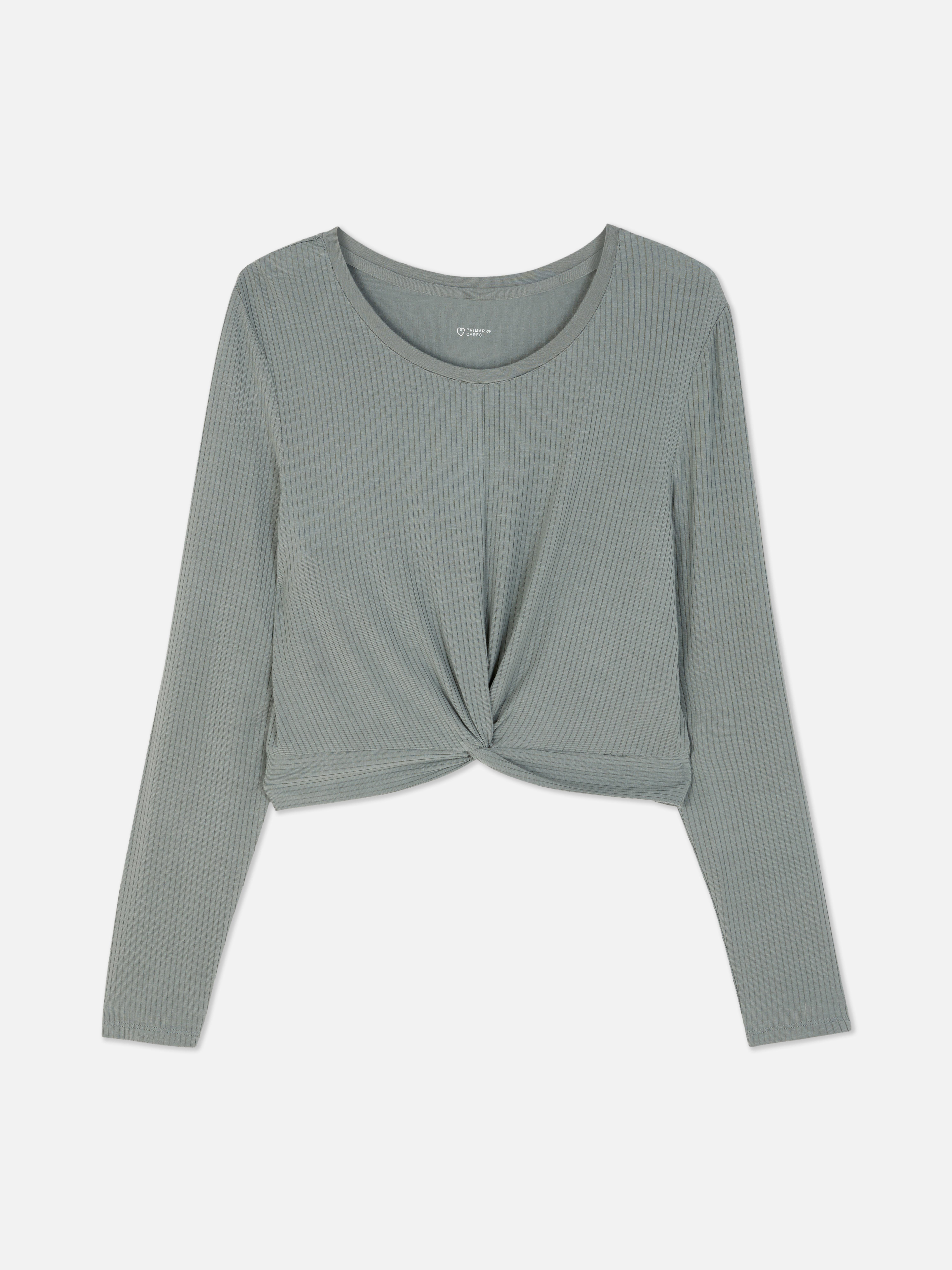 Top scurt de pijama cu mâneci lungi și efect răsucit. Textura cu nervuri și partea din față răsucită fac ca acest top de pijama să fie unic.
