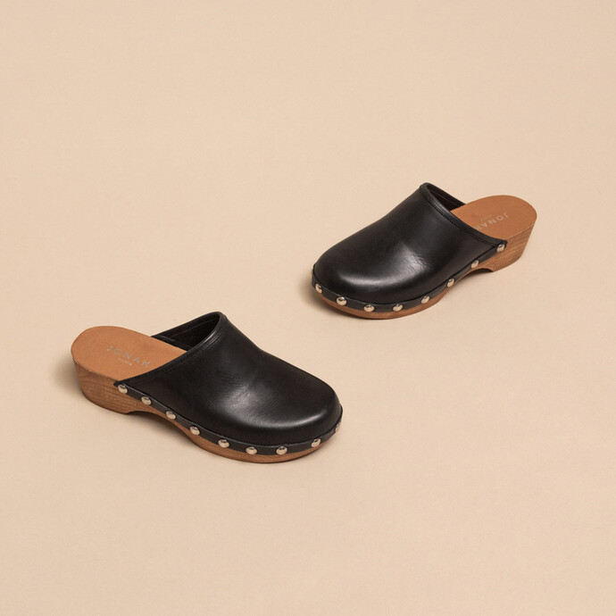 Sabots à clous  en cuir noir