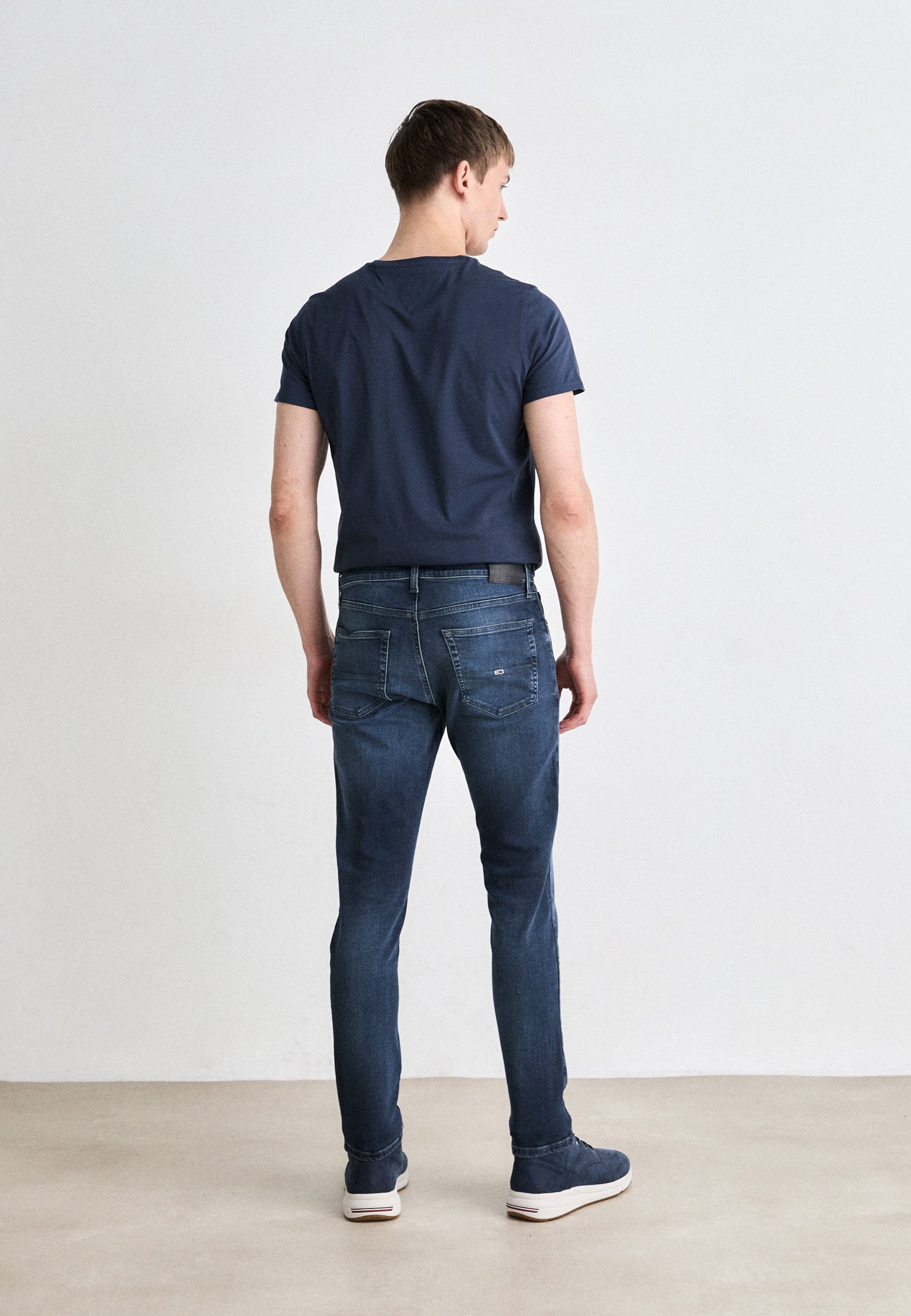 Tommy Jeans AUSTIN TAPERED - Slim fit jeans - donker denim