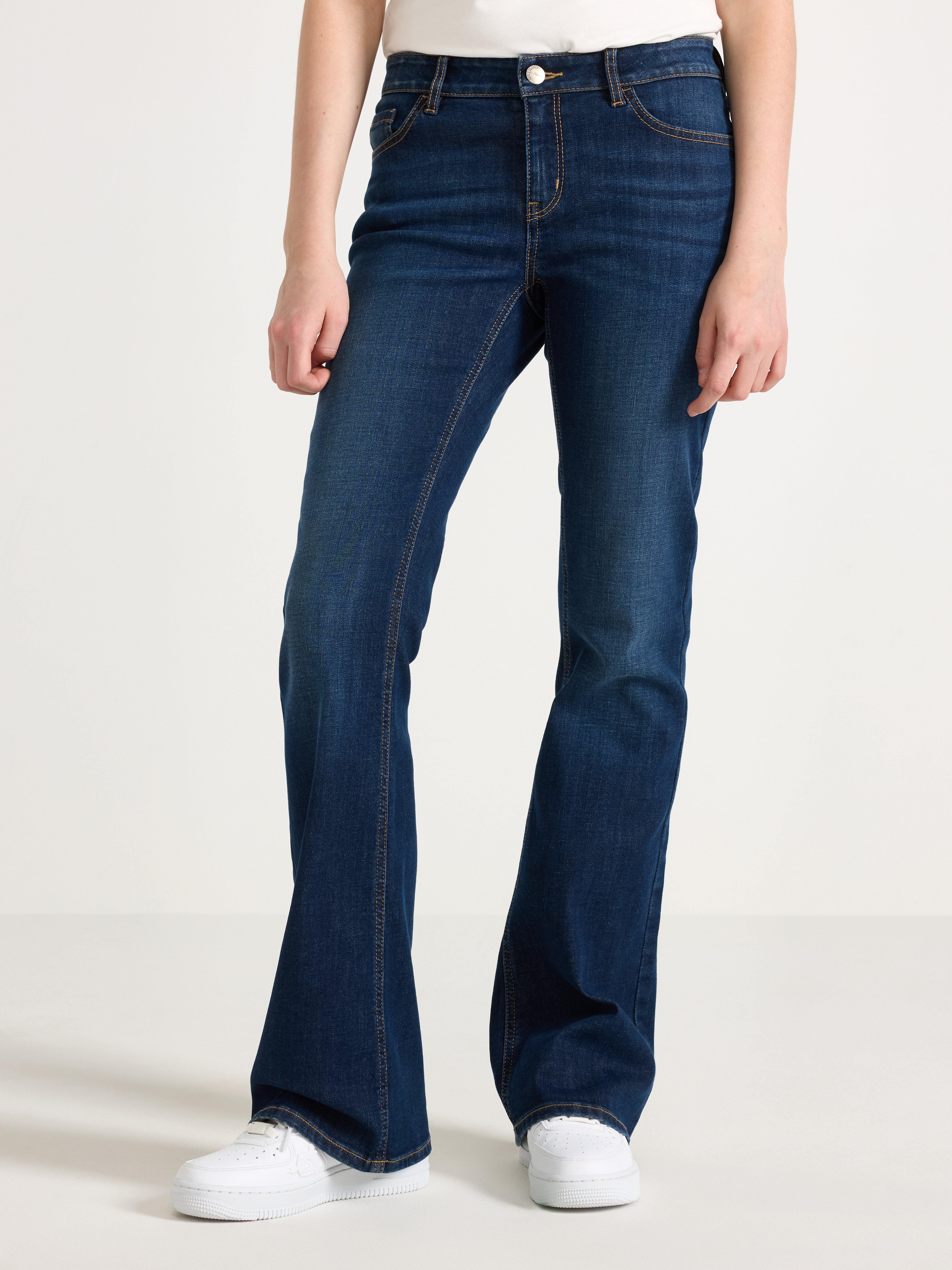Vaqueros FREJA de pierna ancha con bolsillos traseros decorados. Denim oscuro.