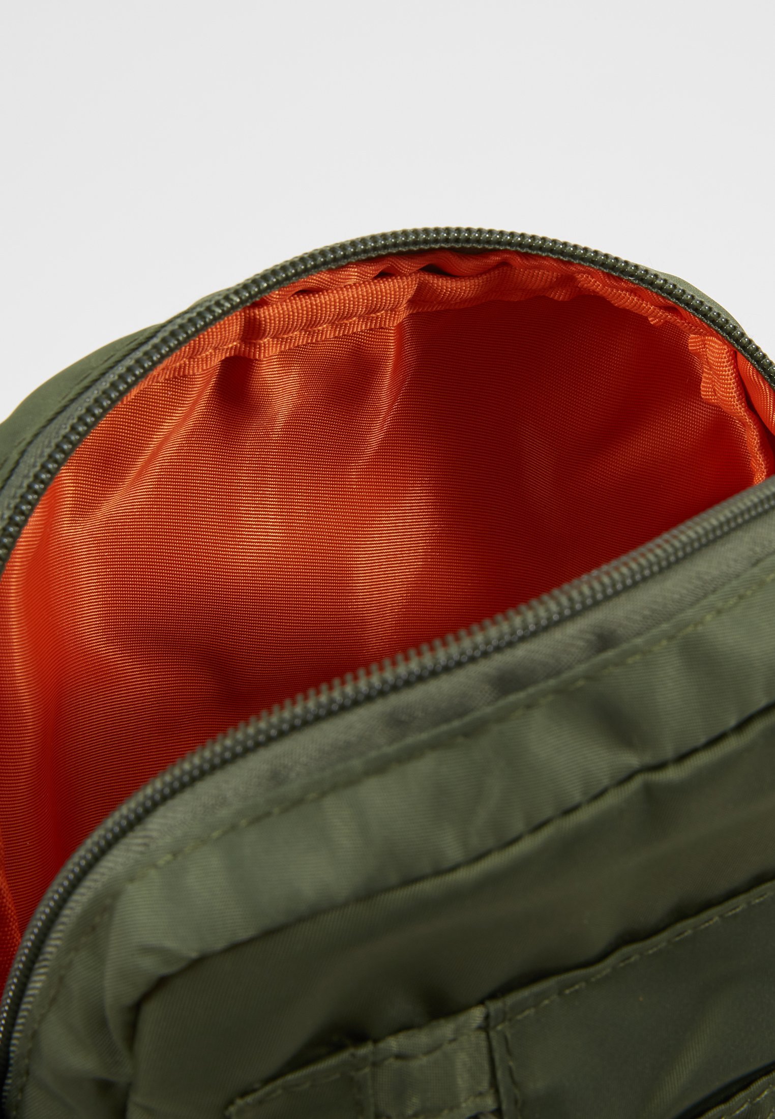 Alpha Industries CREW CARRY BAG - Torba na ramię - szałwiowa zieleń