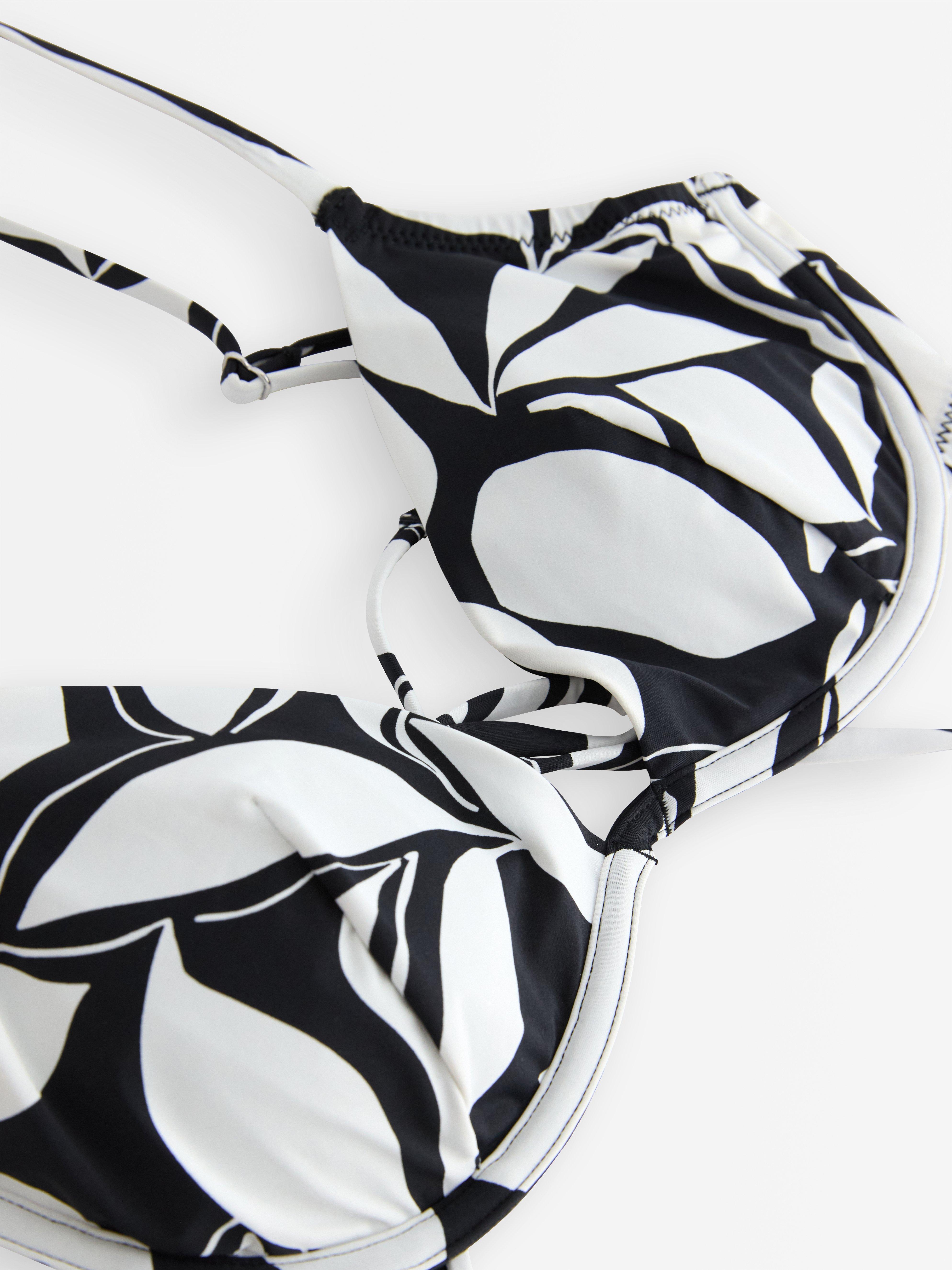 Top de bikini con aros, color blanco claro.