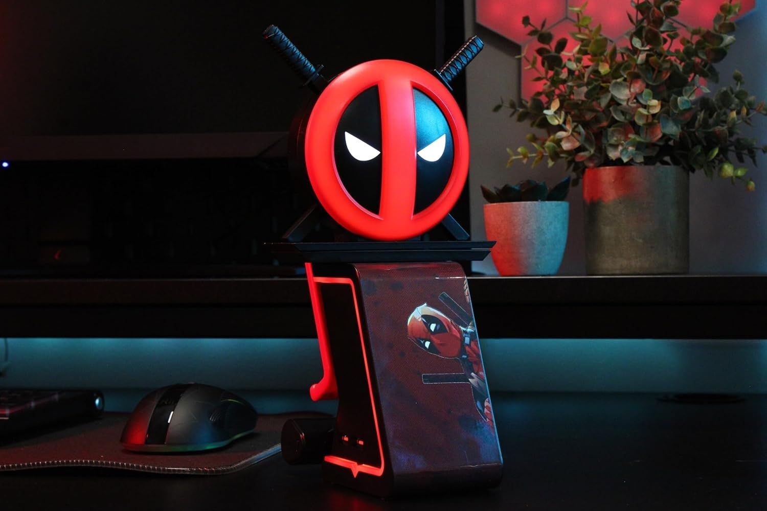 Figura de Deadpool de Marvel Ikon Light - EXQUISITE GAMING - Cable Guys - Soporte para auriculares, smartphone o accesorios pequeños - 25 cm
