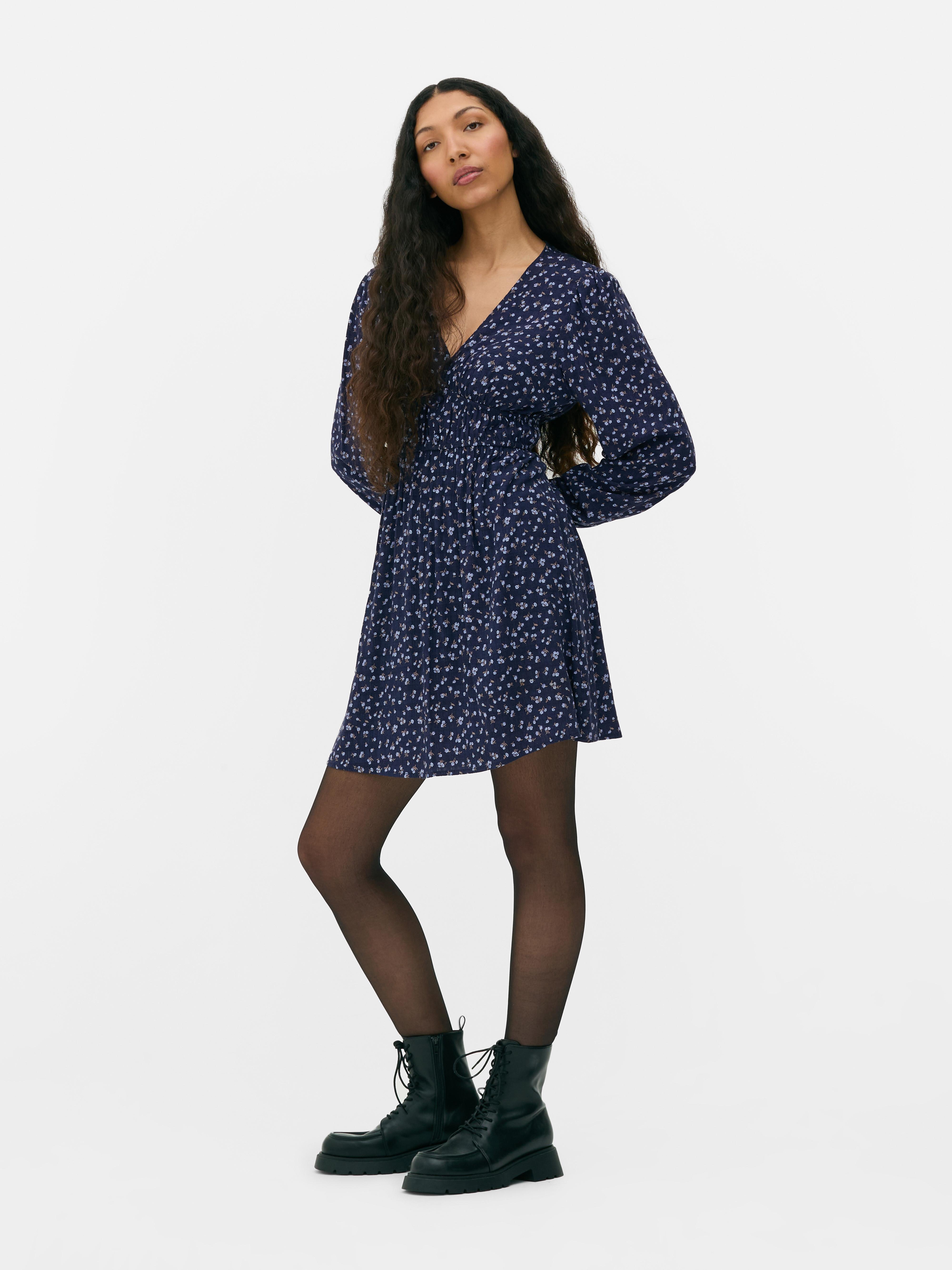 Mini ruha V-nyakkal Mini ruha V-nyakkal és hosszú ujjakkal
