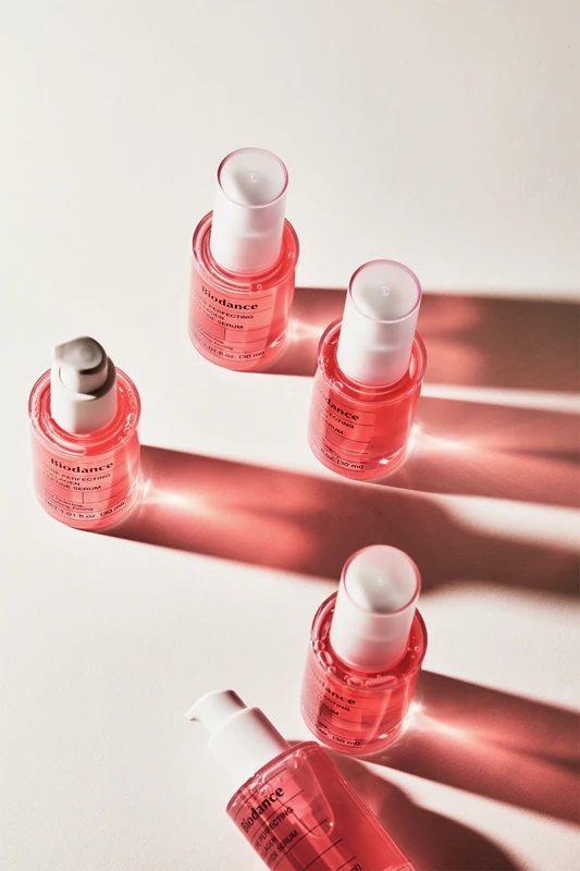 „Biodance Pore Perfecting Collagen Peptide Serum“ – regeneruojantis ir drėkinantis serumas išsiplėtusioms poroms ir raukšlėms.