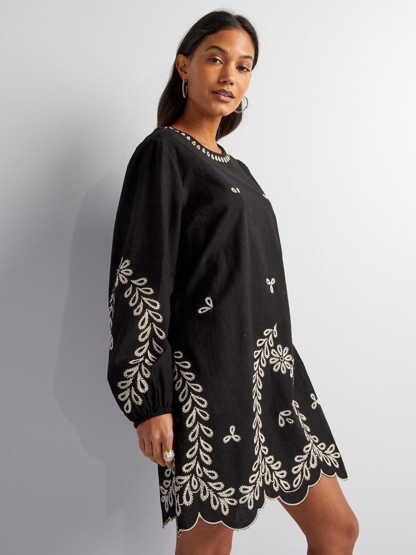 Vestido com bordado - preto