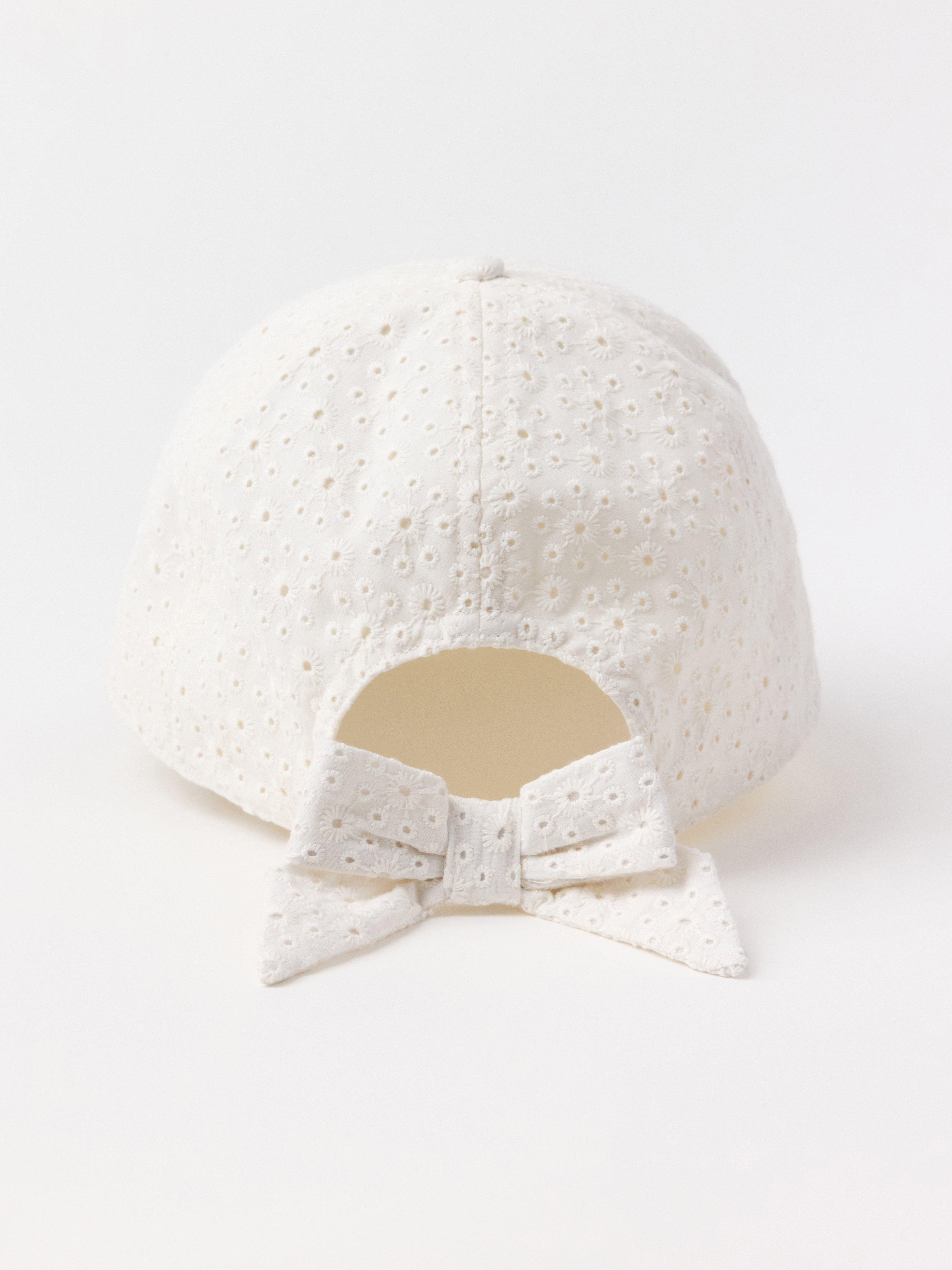 Keps med broderie anglaise Light Dusty White