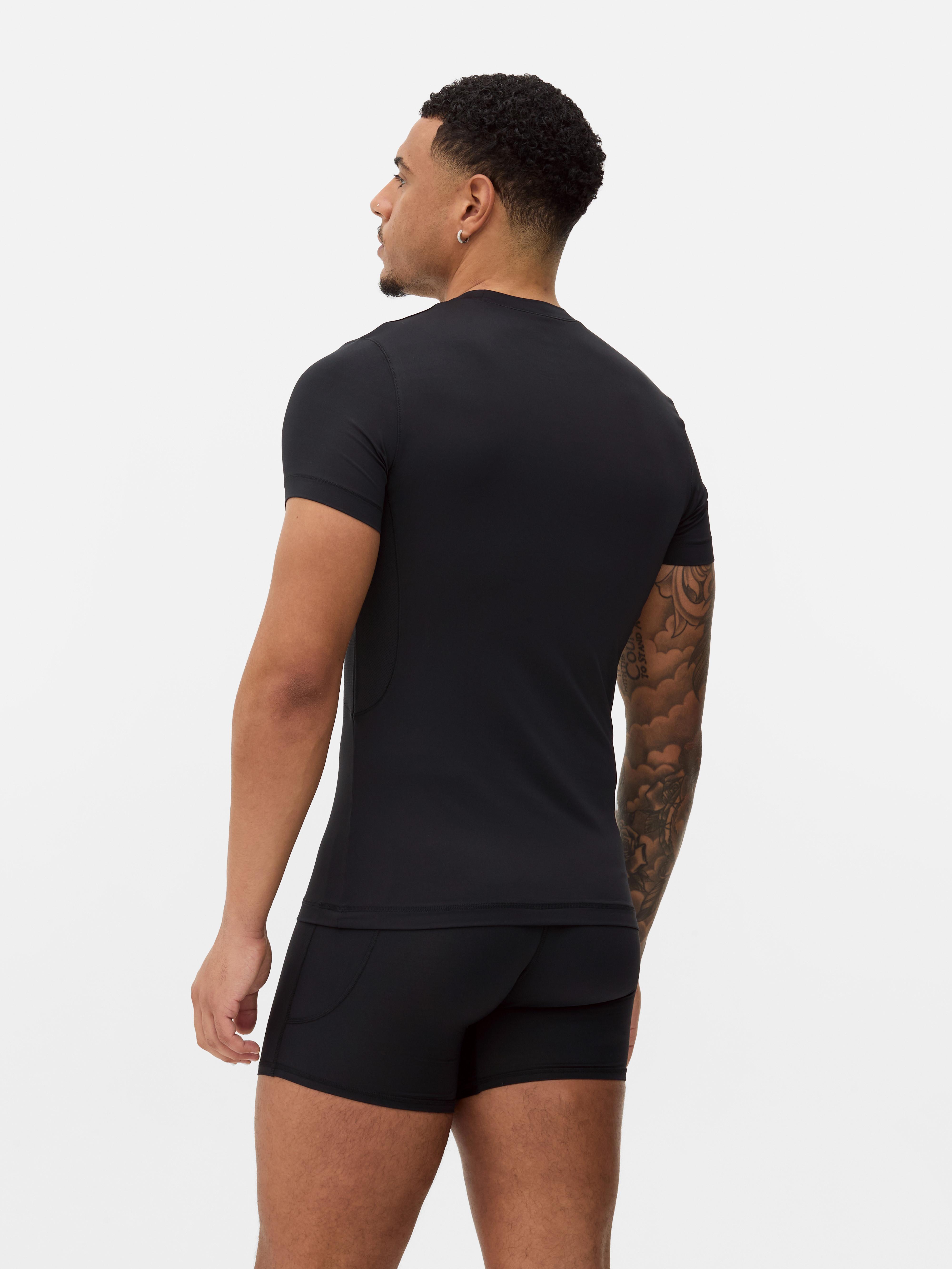 Diverse tricouri sport, set de 2 Un set de două tricouri sport cu mâneci scurte și panouri de ventilație