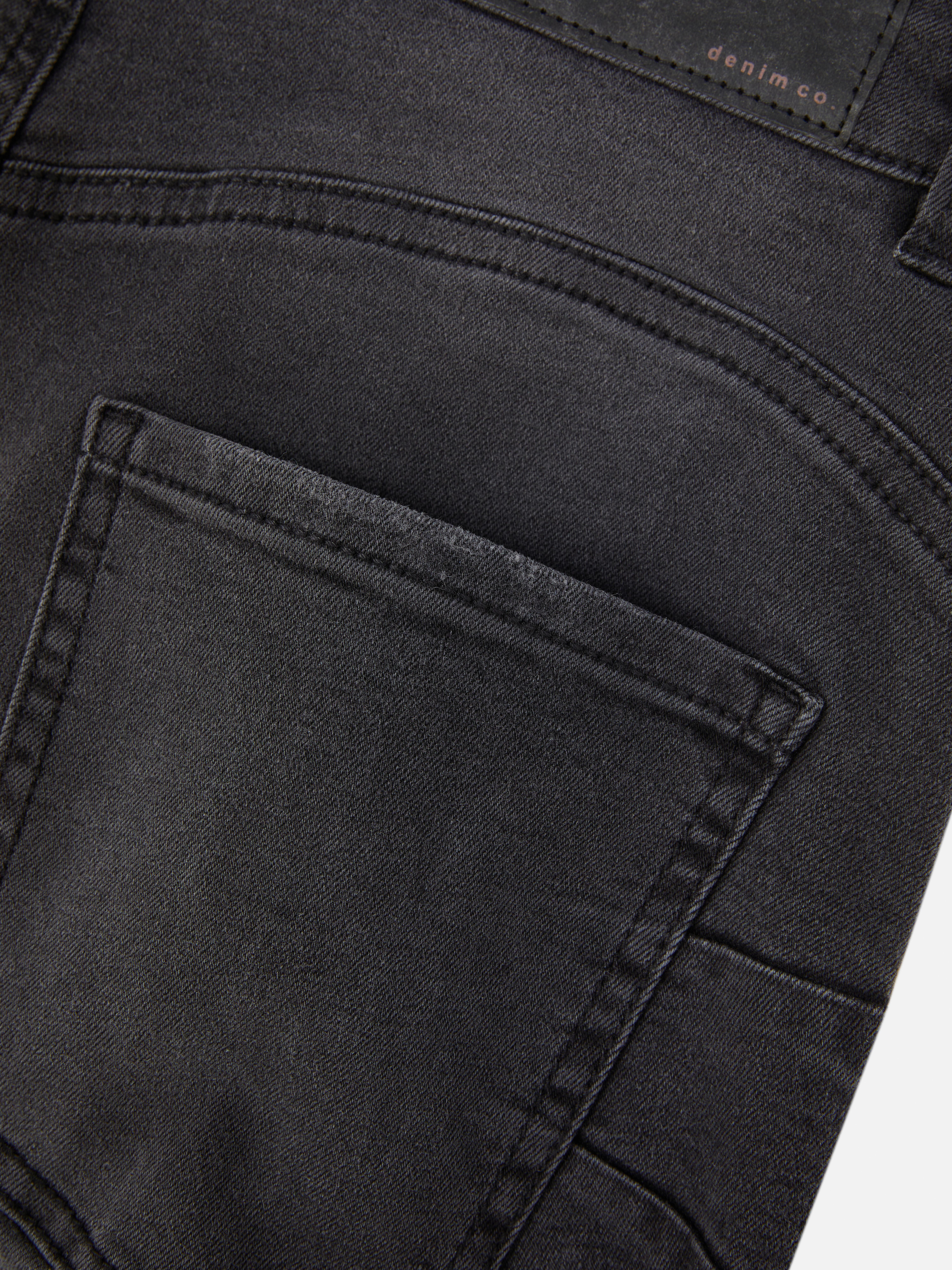 Jeans skinny modellanti. Jeans skinny con passanti per cintura, chiusura con bottone e dettagli sulle tasche.