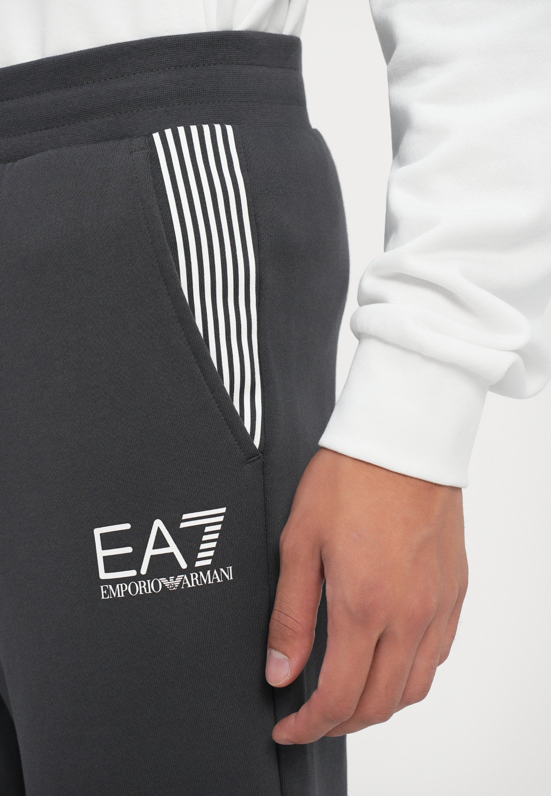 Pantalon de survêtement EA7 Emporio Armani TRAIN LINES - Bas de survêtement - asphalte