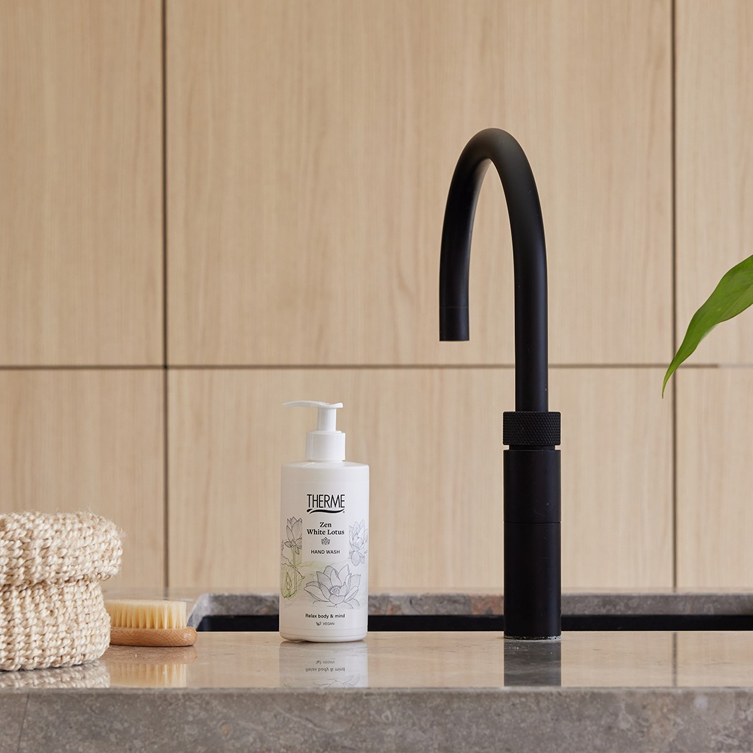 THERME rankų ir kojų priežiūros priemonė „Zen White Lotus“ – 300 ml