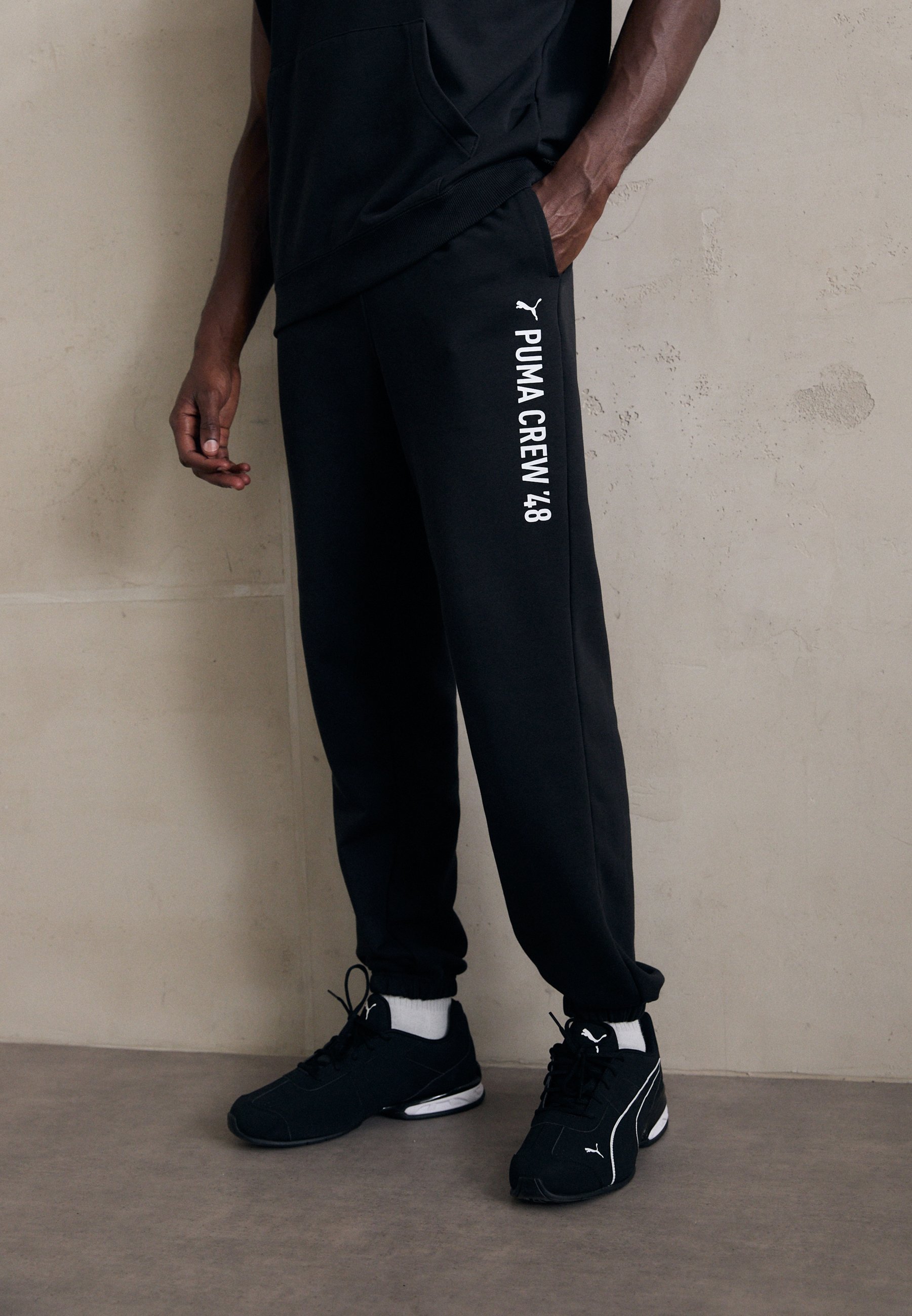 Pantaloni da tuta Puma GRAPHIC JOGGER - neri