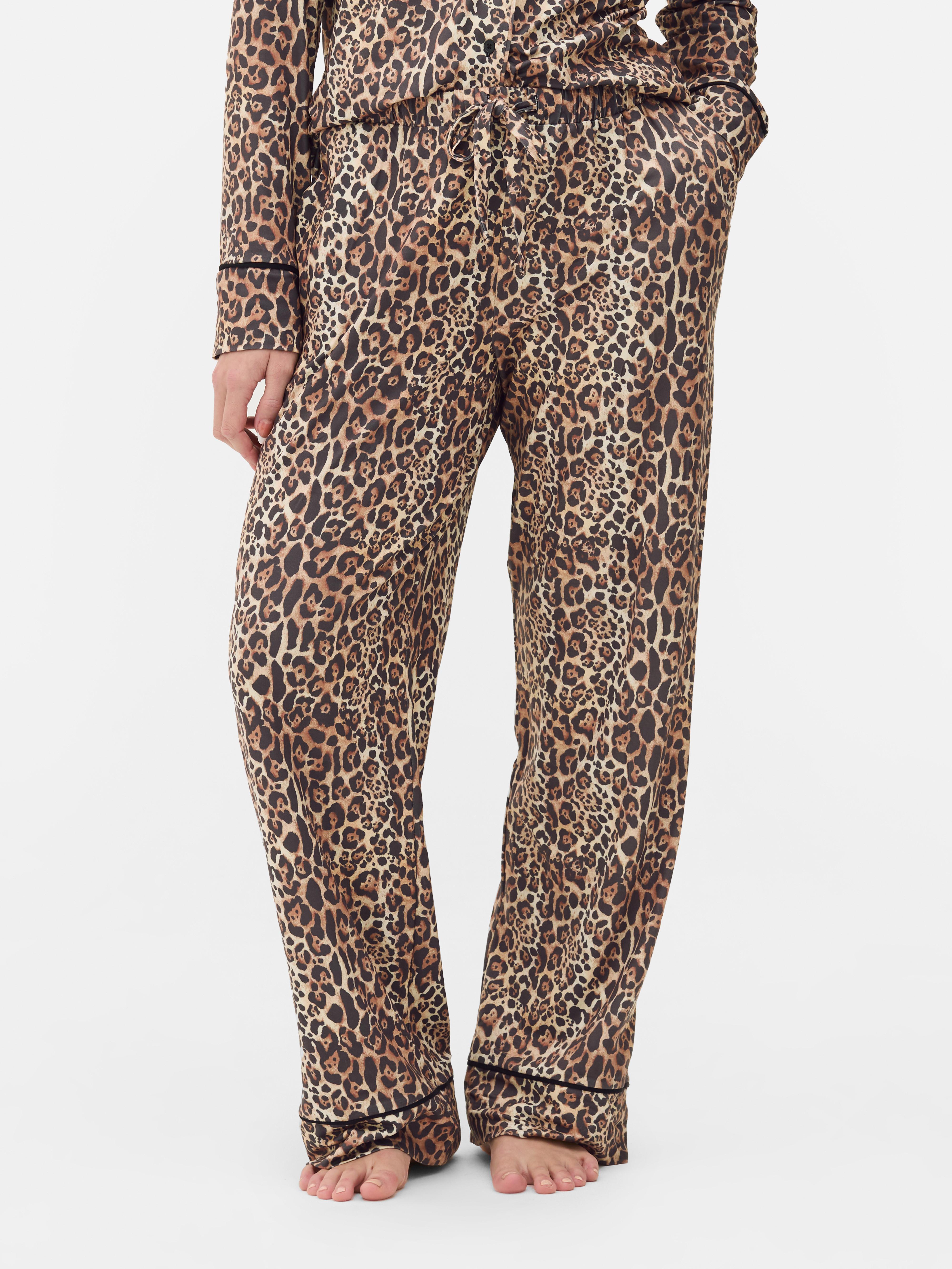 Pyjamahose mit Leopardenmuster. Weit geschnittene Pyjamahose mit Leopardenmotiv.