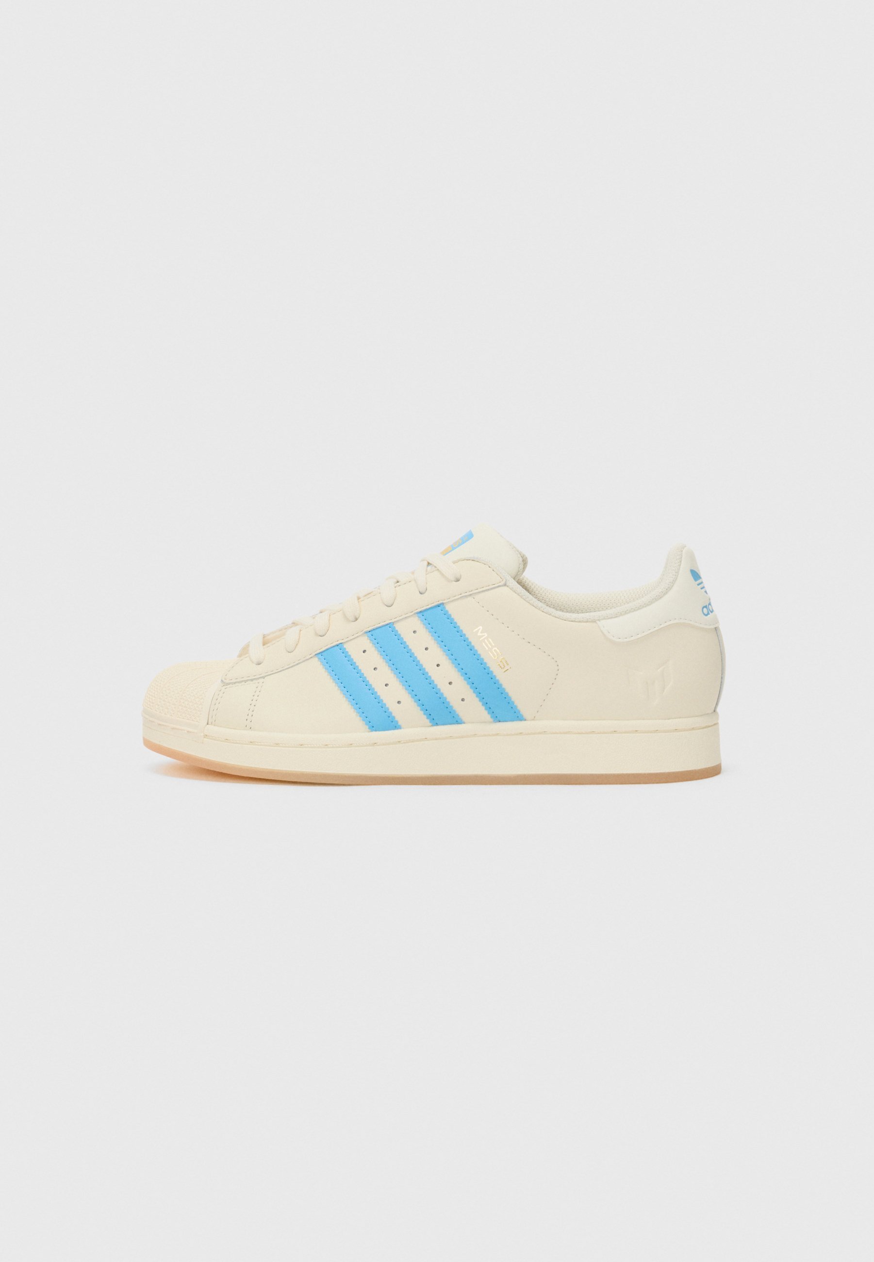 adidas Originals SUPERSTAR MESSI UNISEX - Hallenfußballschuhe - Cremeweiß/Semi-Blau/Goldfarben