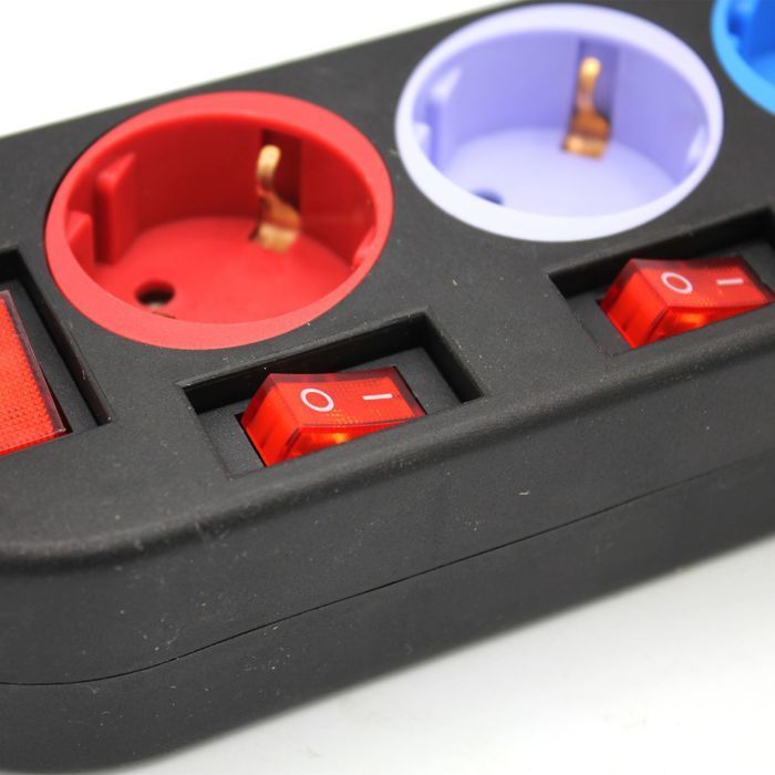 FISHTEC Multiprise 5 prises Schuko +2 USB, prises colorées et interrupteurs individuels, 3680W, câble 180 cm
