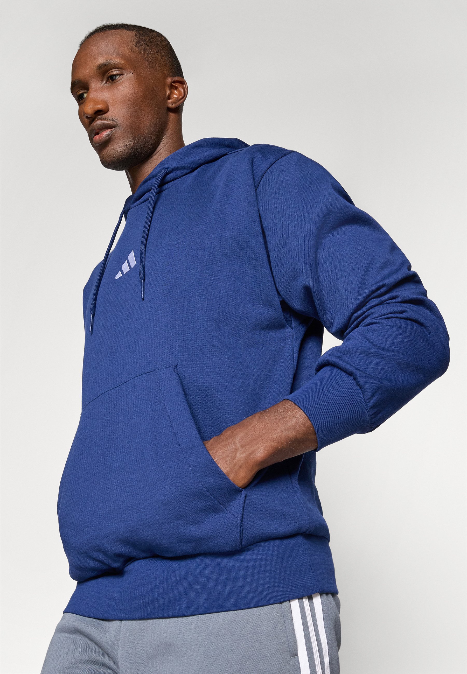 adidas Sportswear FEELCOZY - Sweat à capuche - bleu foncé/blanc