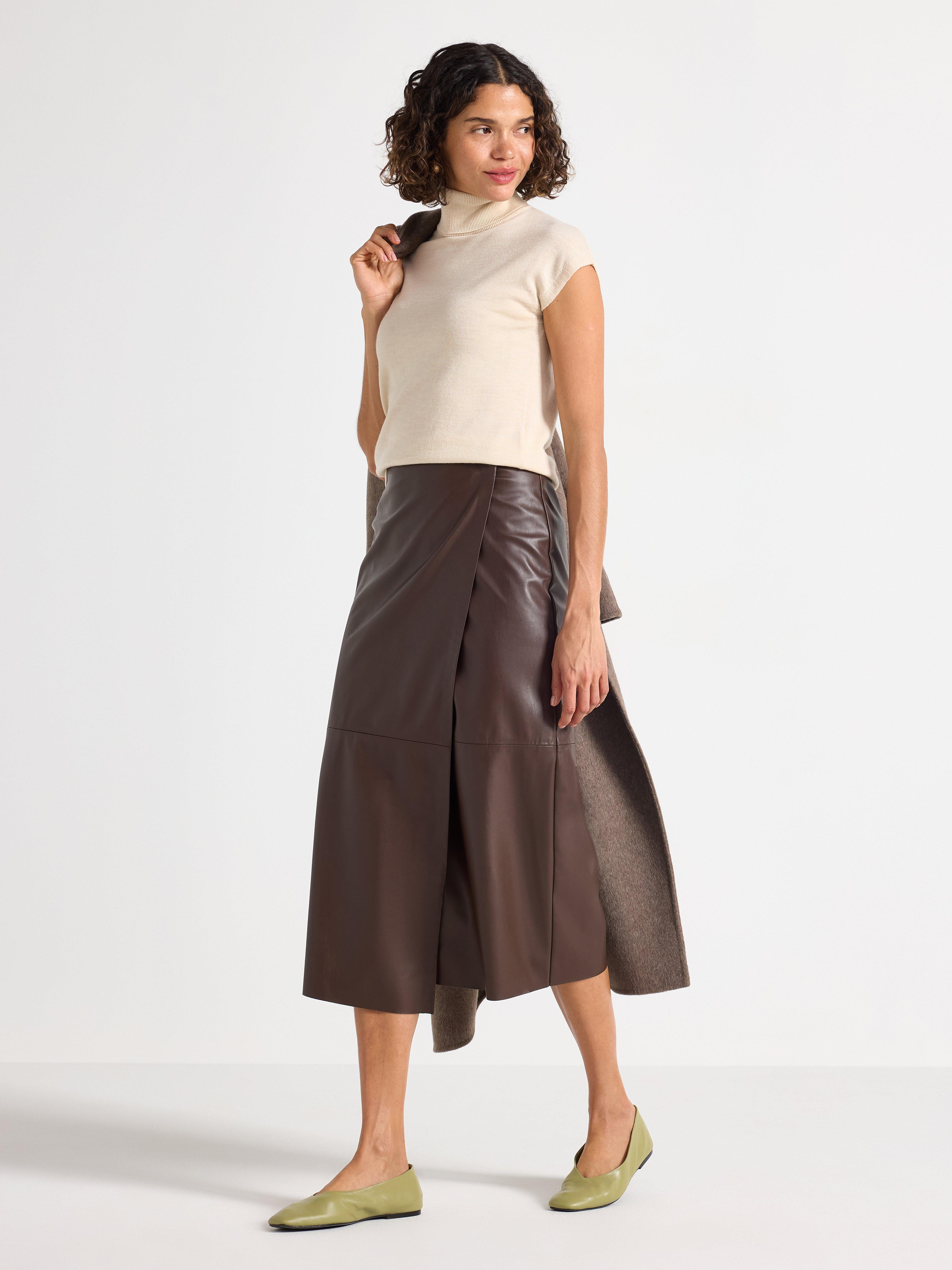 Falda cruzada midi de imitación de piel marrón oscuro