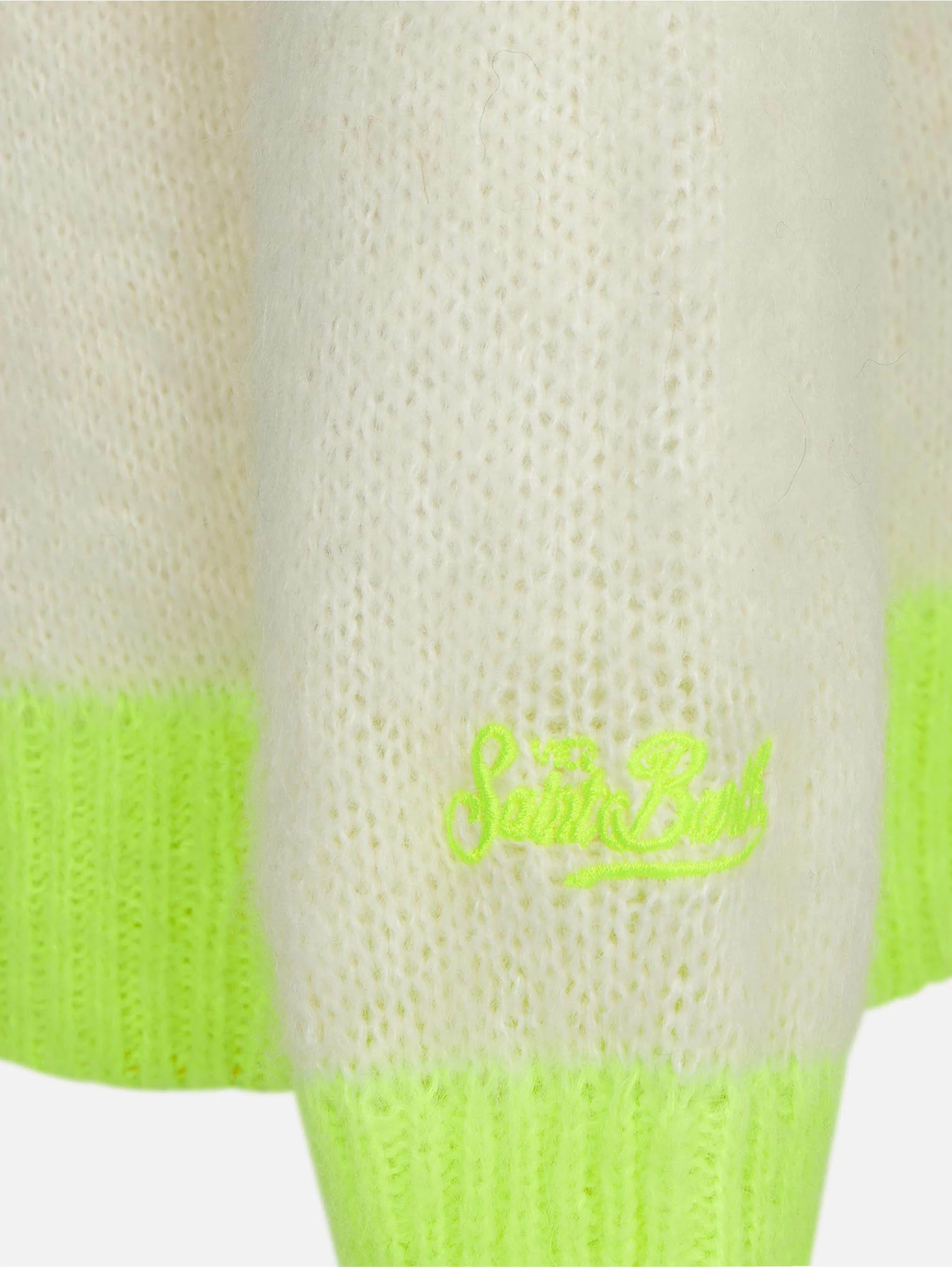 Kinderpullover mit Rundhalsausschnitt und handgefertigter Stickerei