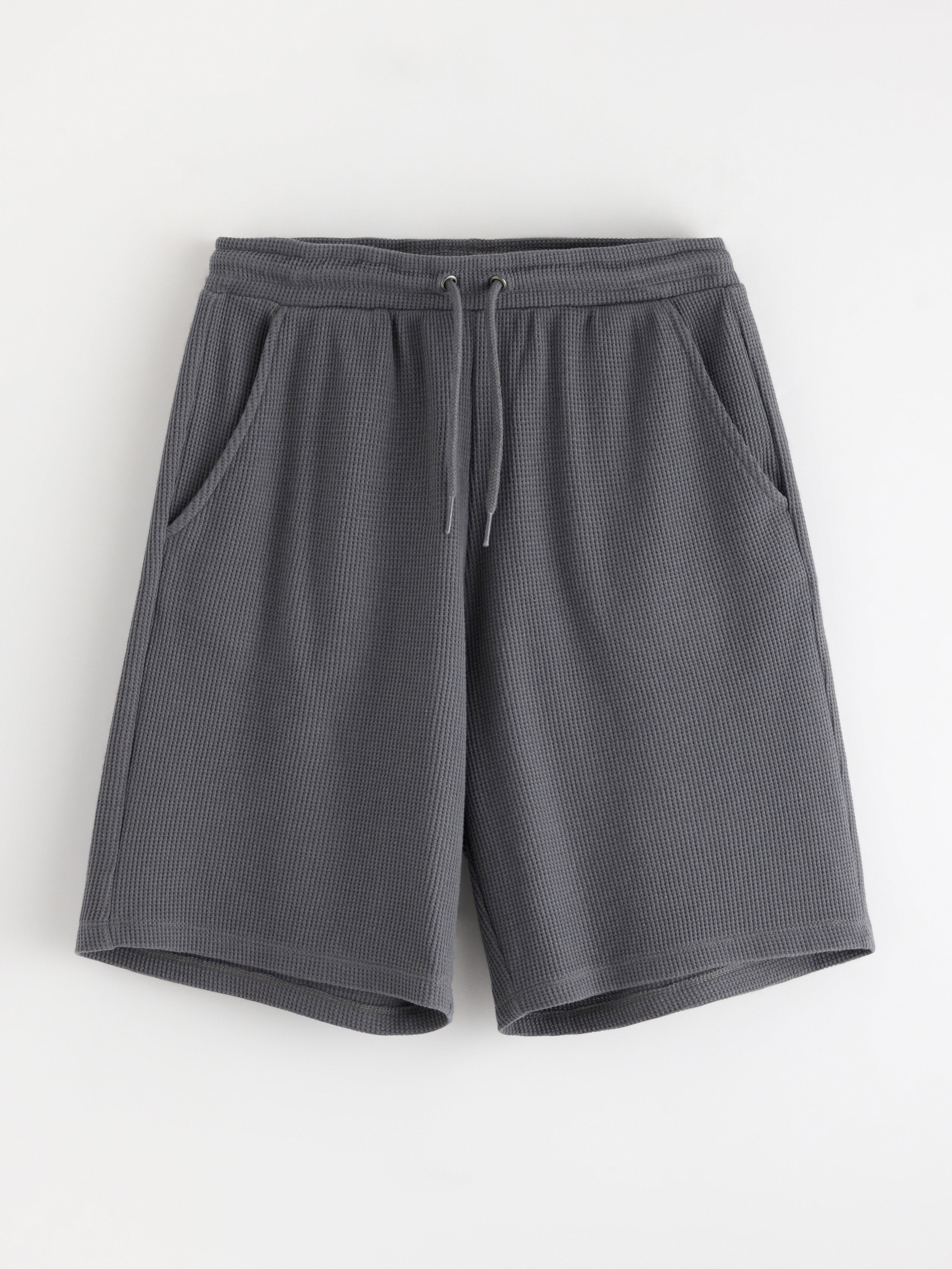 Pantalones cortos con estructura de gofre, color gris oscuro empolvado.