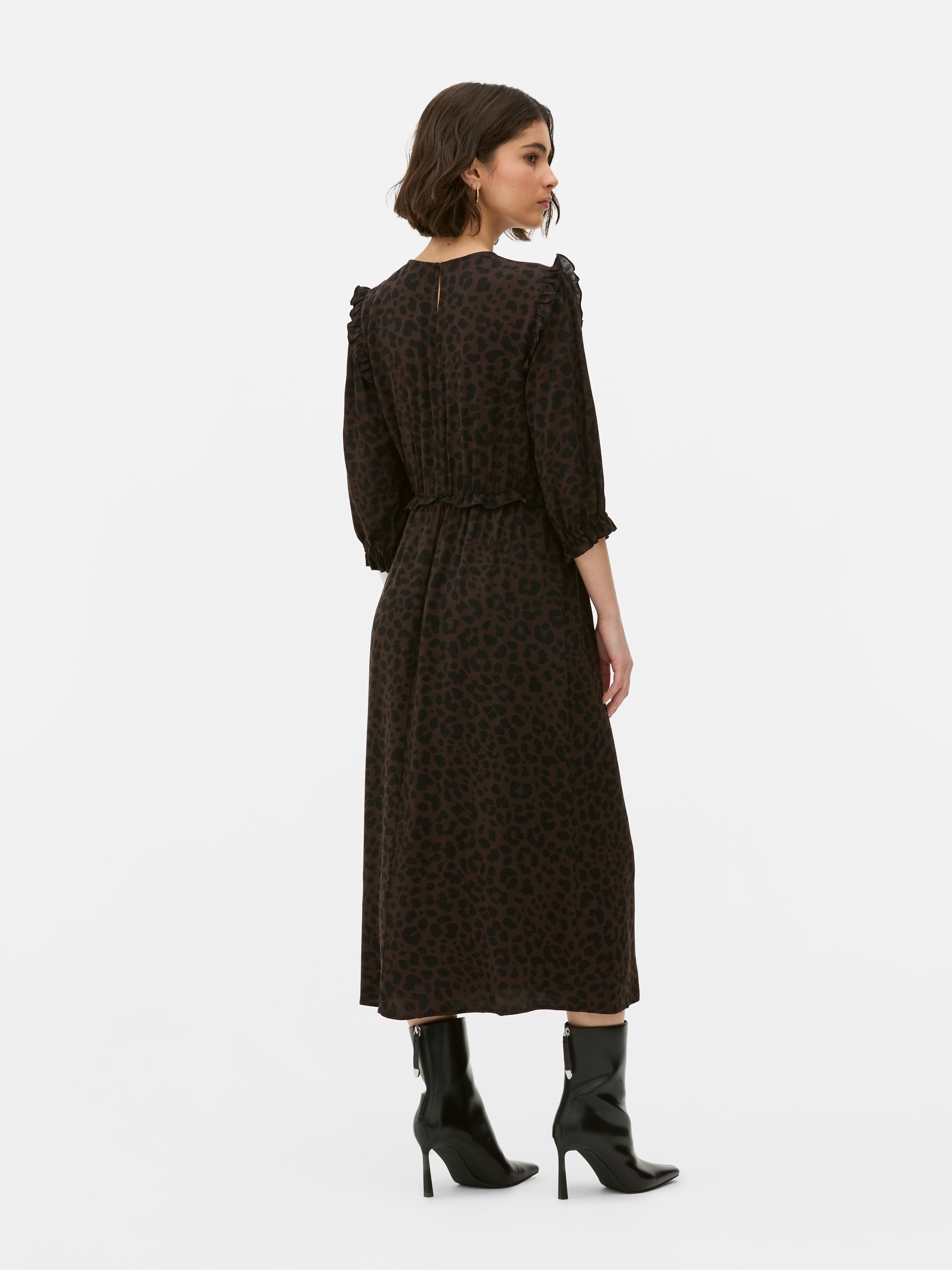 Rochie midi cu volane Această rochie midi cu imprimeu este perfectă pentru iubitoarele de volane