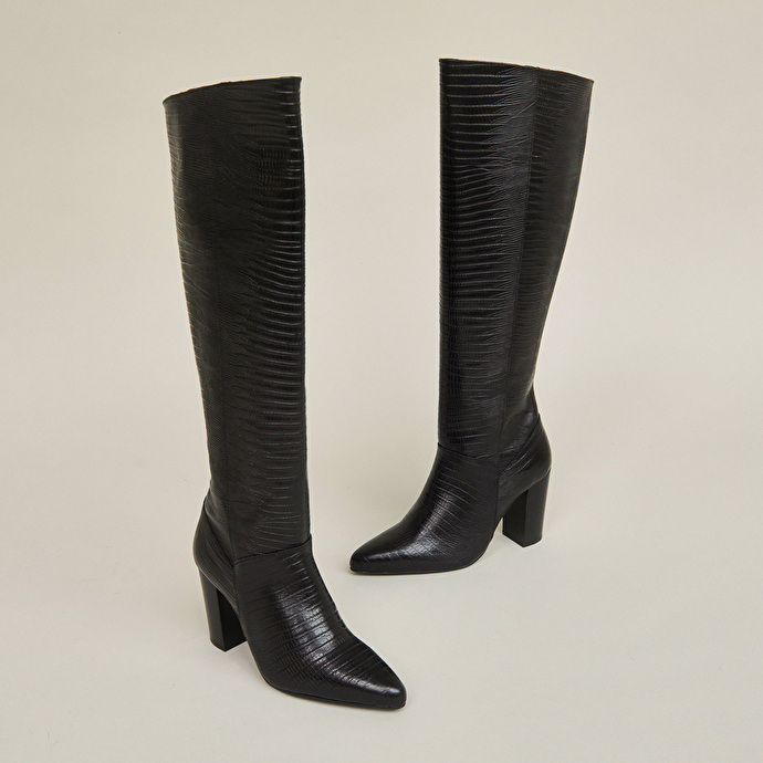 Bottes hautes à talons et bouts pointus  en cuir reptile noir