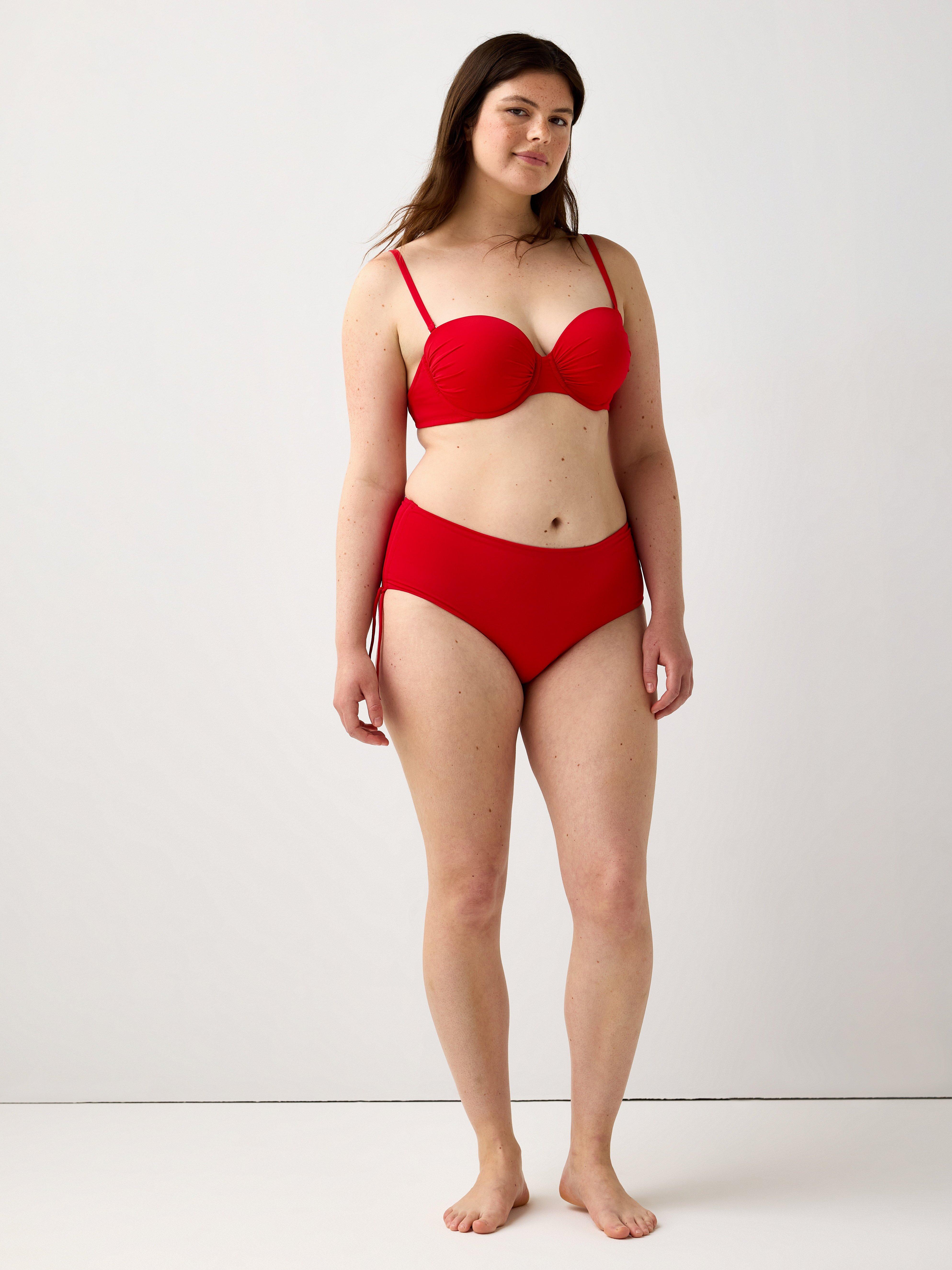 Top de bikini balconette acolchado con aros, color rojo.