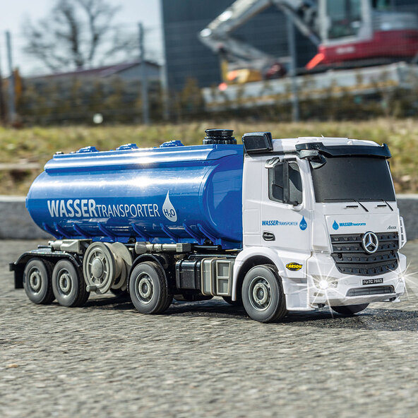 Op afstand bestuurbare Mercedes-Benz watertankwagen, blauw