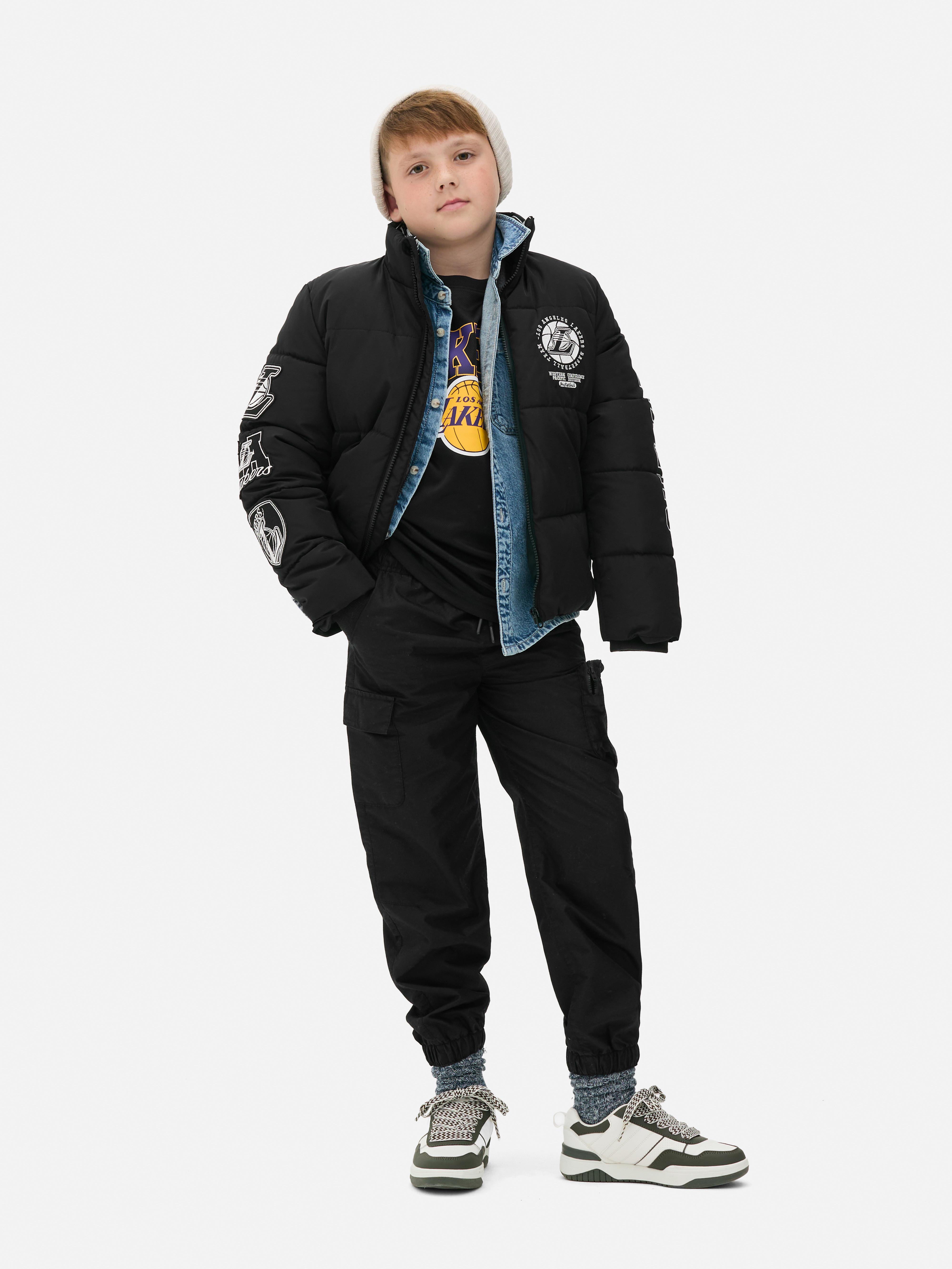 Jachetă NBA Los Angeles Lakers Puffer Jacket matlasat Lakers cu fermoar, guler ridicat, manșete cu nervuri și embleme ale echipei