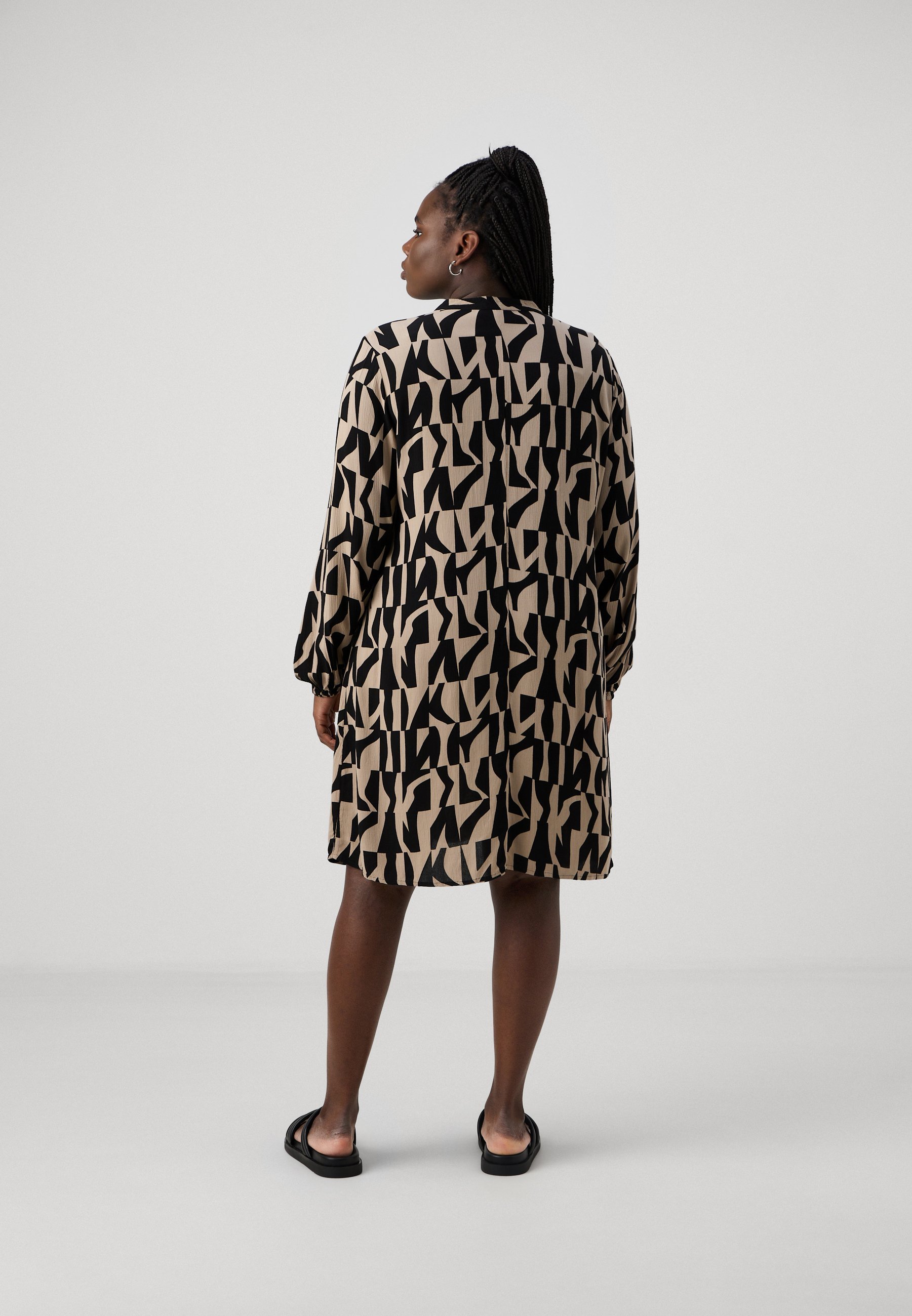 ONLY Carmakoma CARDIONA LIFE DRESS - Dagjurk - zwart/beige