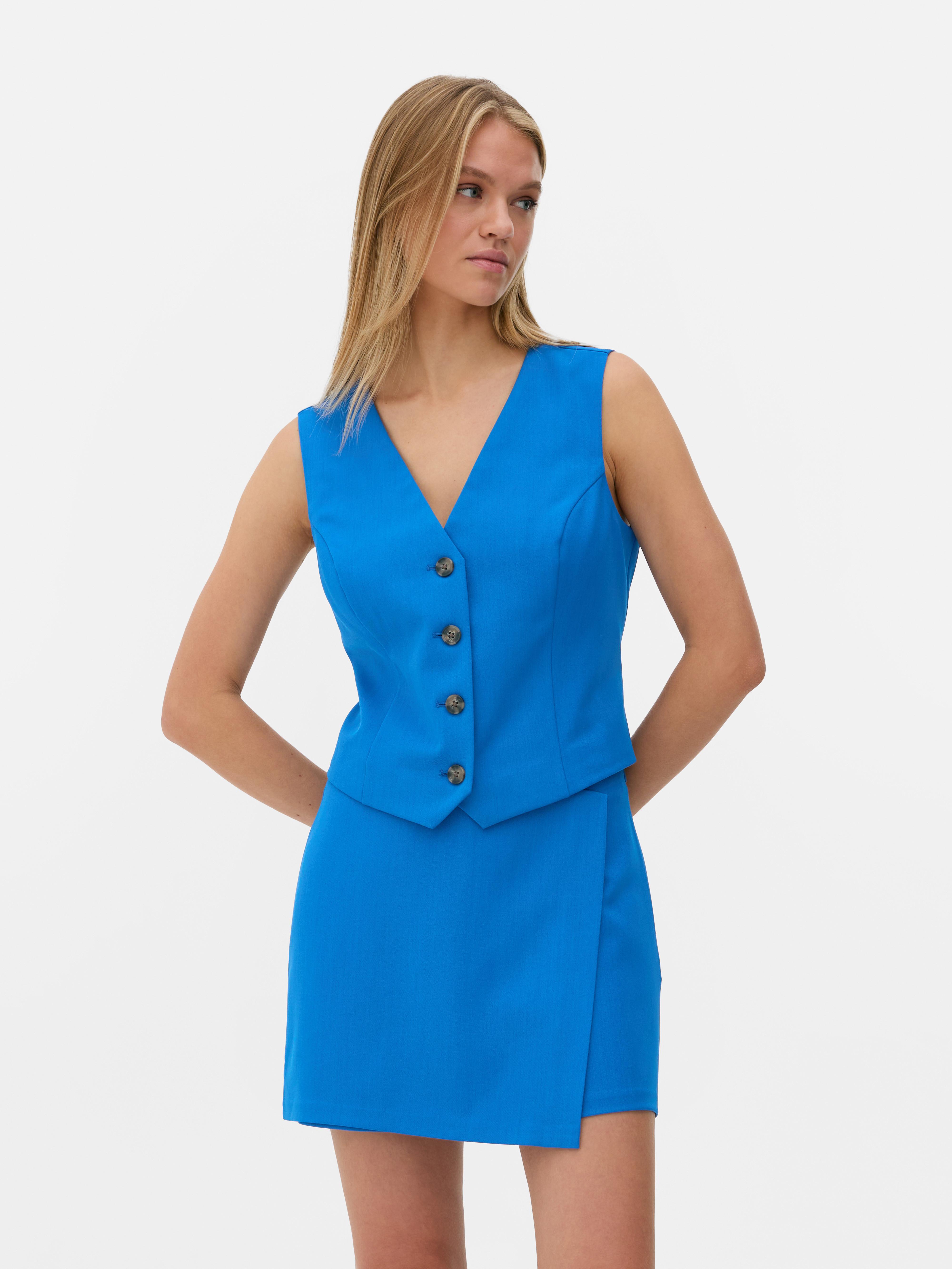 Vestă elegantă cu închidere cu nasturi. Această vestă atemporală, cu cusături prințesă, închidere cu nasturi și decolteu în V, este un adevărat must-have.