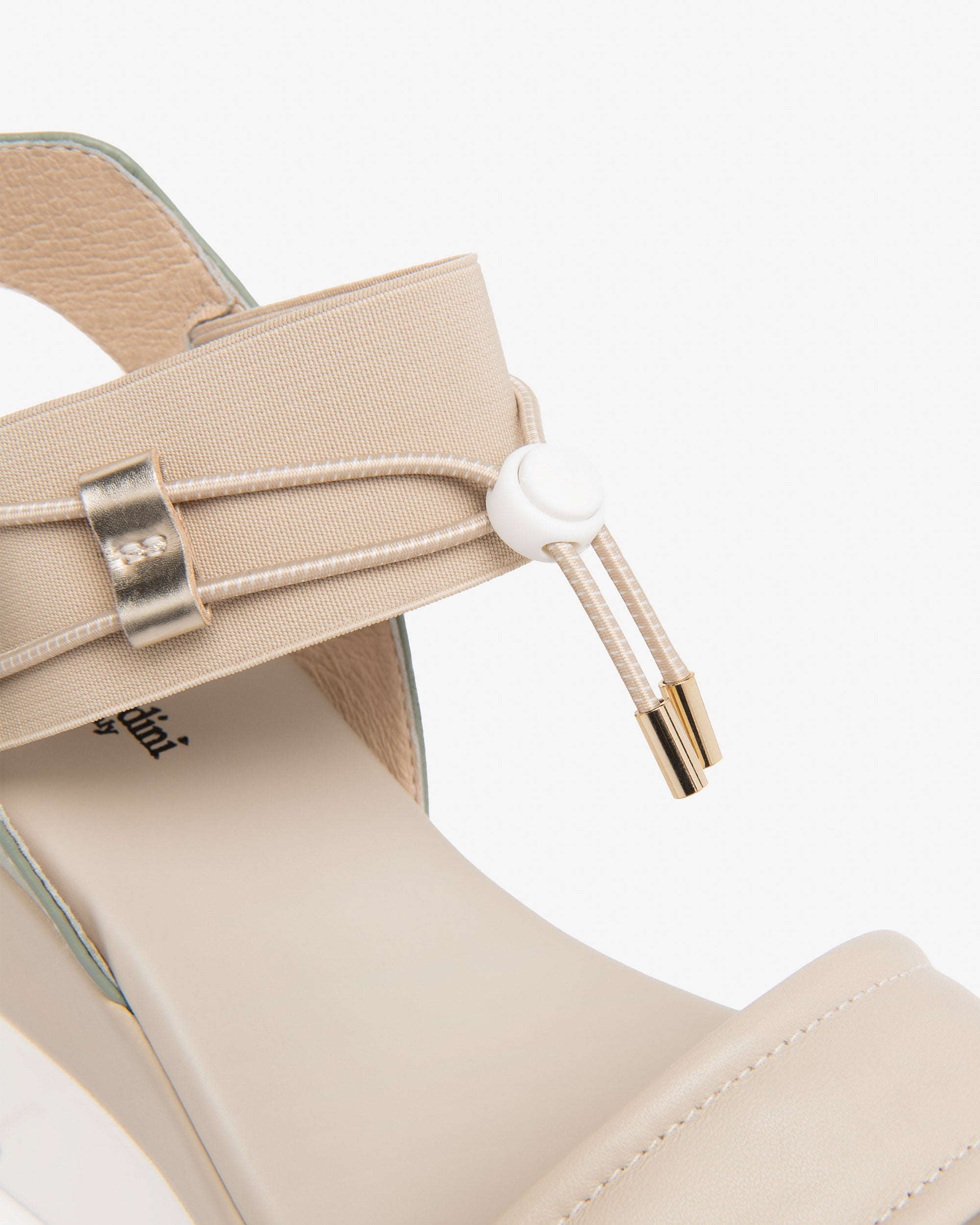  Damensandalen aus Leder und technischen Materialien