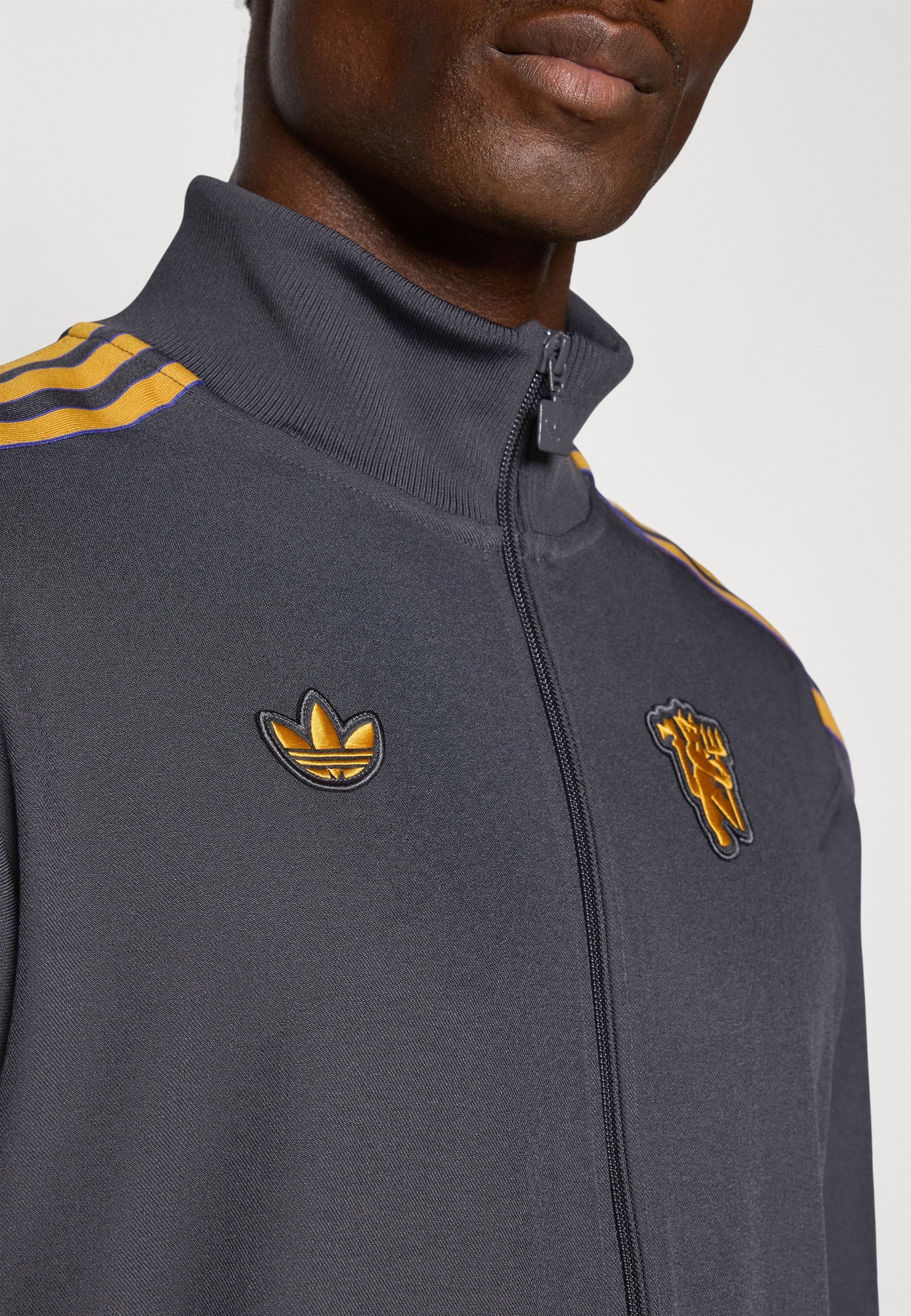 Felpa con zip adidas Originals MANCHESTER UNITED ICON TRACK TOP - colore nero utility