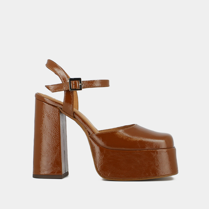 Babies à plateformes et brides  en vernis plissé cognac