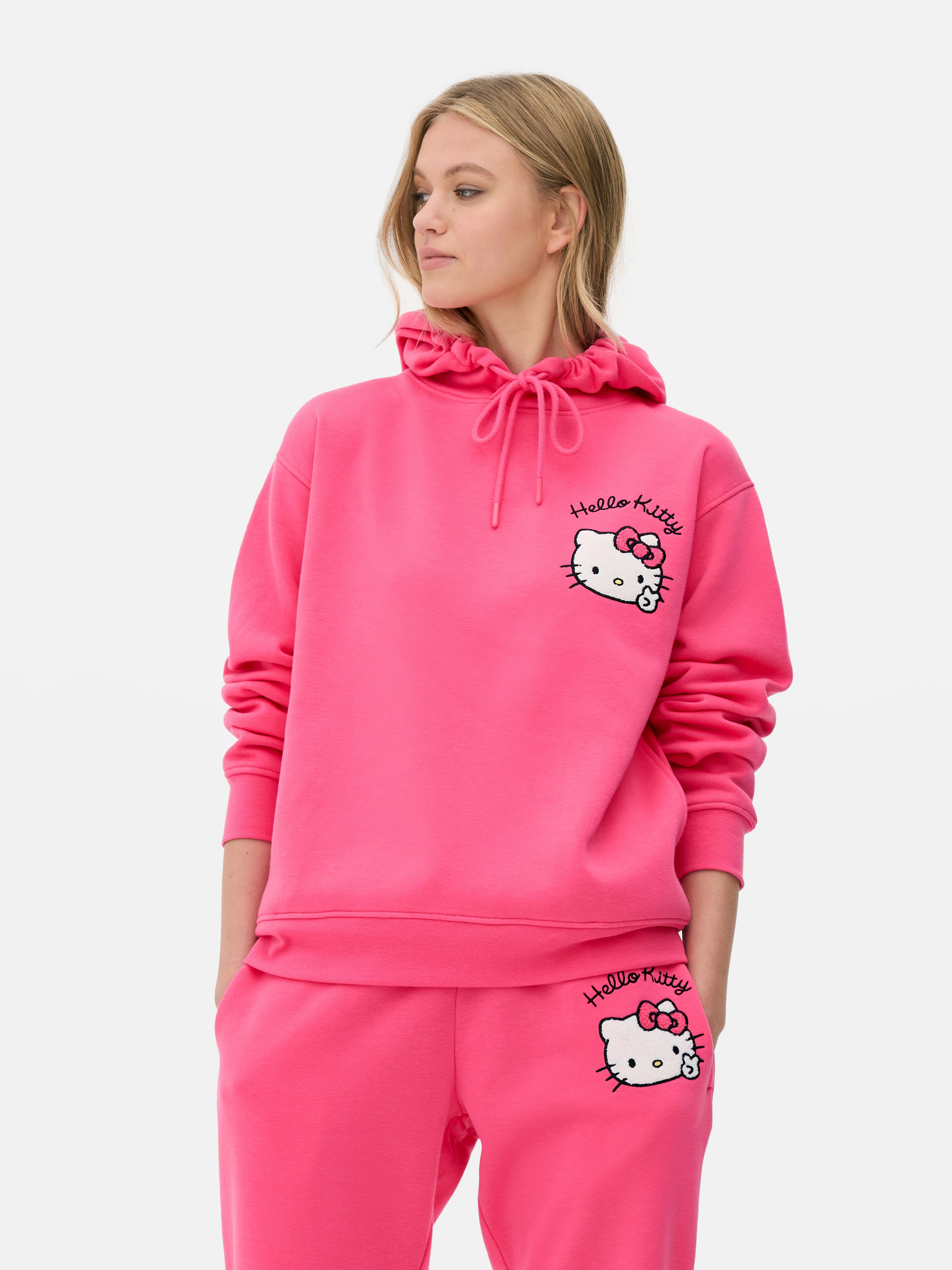 Ασορτί φούτερ με κουκούλα και λογότυπο Hello Kitty. Φούτερ με κουκούλα Hello Kitty, κορδόνι, μακριά μανίκια και ραμμένο λογότυπο.