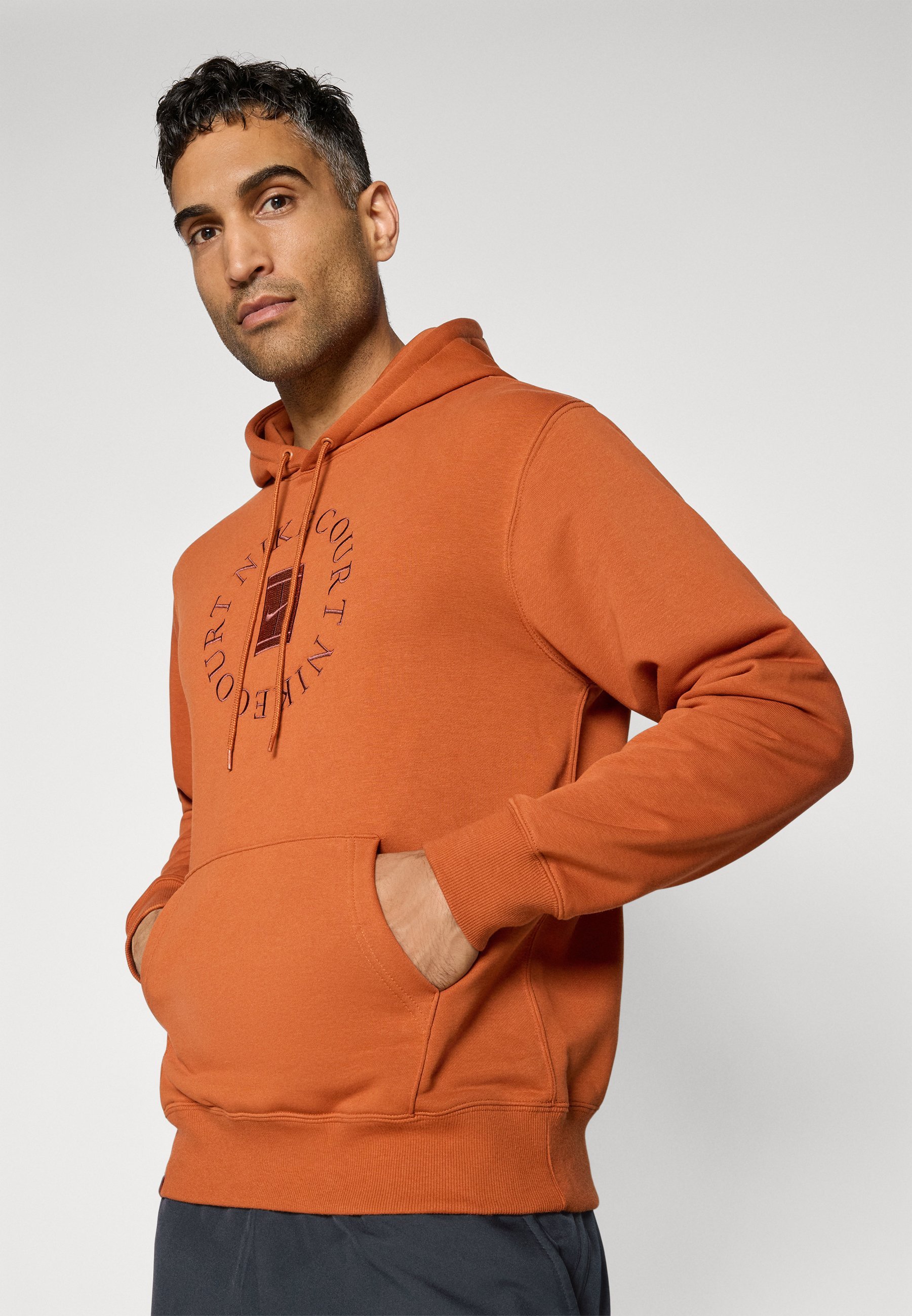 Nike Performance NIKECOURT HERITAGE HOODIE - Felpa con cappuccio - ruggine scuro/cannella