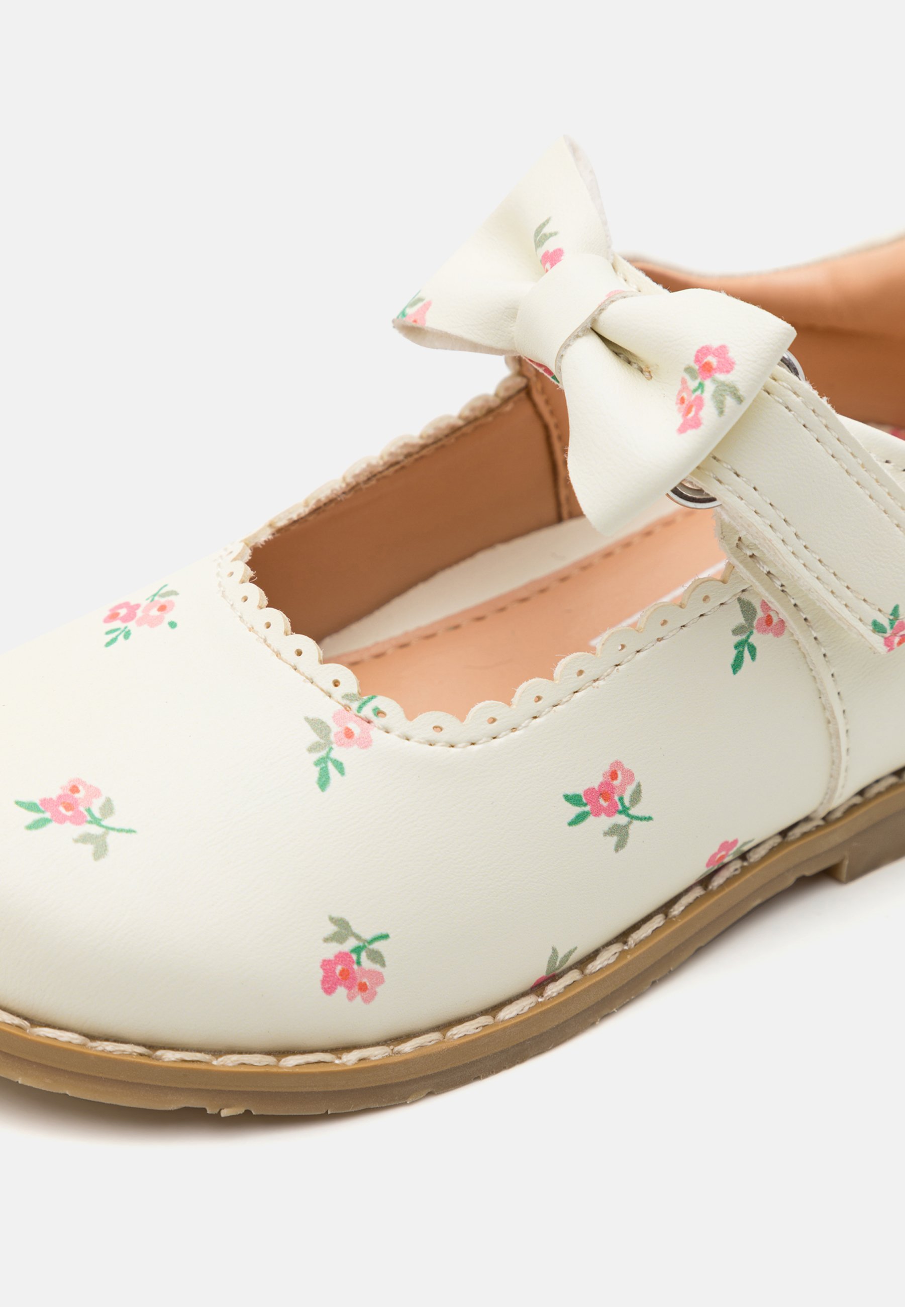 Sapatilhas de ballet Friboo com tira no tornozelo - brancas