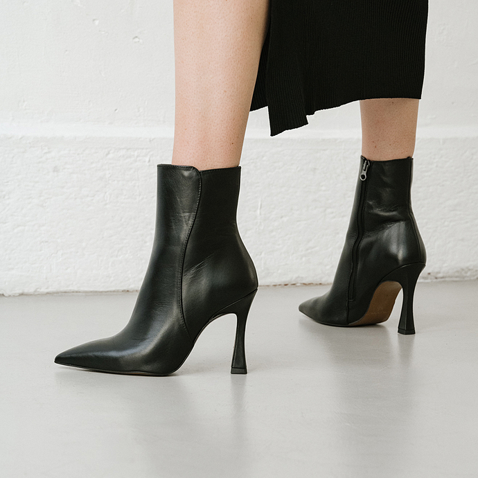 Boots à talons hauts et coutures apparen...  en cuir noir