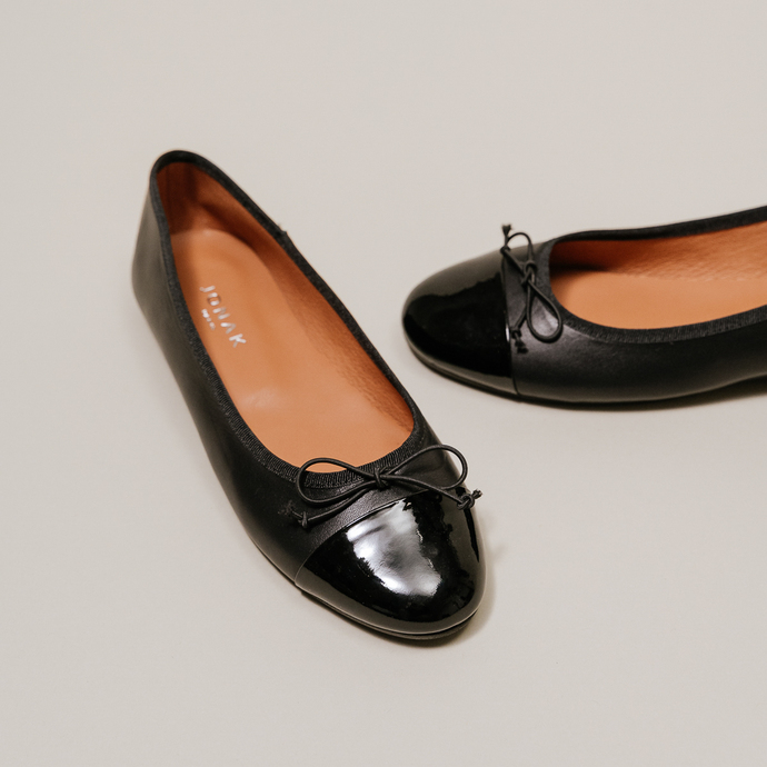 Ballerines à bouts ronds et nœuds  en vernis cuir noir